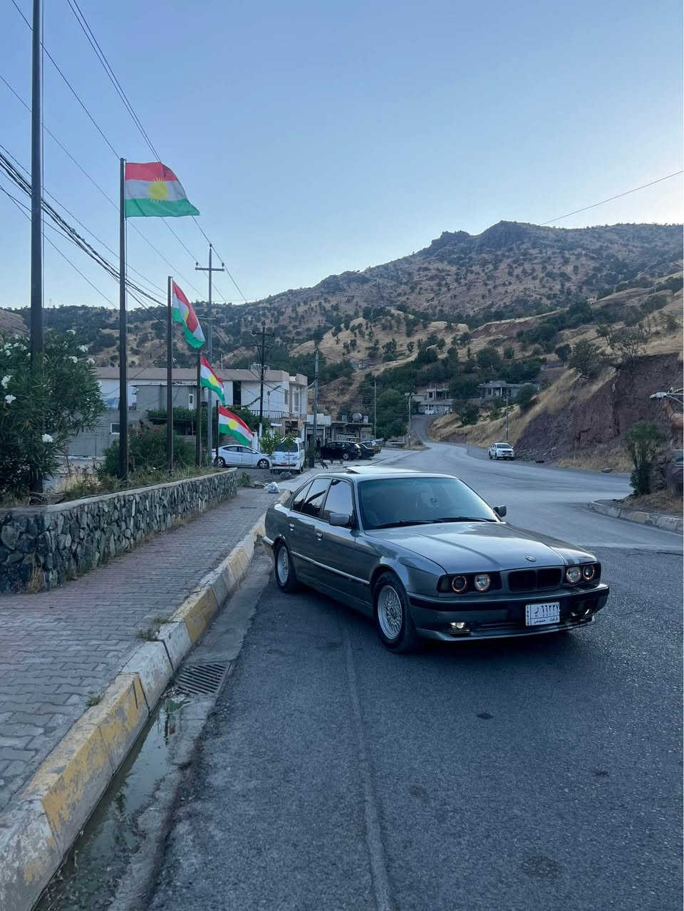 سەلام و علیکم 
بۆ فرۆشتن و گۆڕینەوە
بیئێم BMW 525i 
گێڕ عادیە
تاقم وەیار عادیە 
مەکینە عادیە
مۆدیل ١٩٩٣ 
کامل و مکمل پێش پانە
ئاوێنە گوێبەرخە
لایت ئەڵقەیە
دەعامیەکانی M
کوشن جڵدە
شەش کەلە
گێچ ئەمریکیە
دەشبول ئێرباگ
سوکان ئێرباگ و ڤۆلیۆم
ناو ڕەشە
سڵایدە
دوو جام کارەبایە
ڕەقەم کەرکوکە
٤ویل و تایەی لۆکە
پانکەی کارەباییە
ناو داخلی زۆر جوانە 
تەنجیل و ئێمپیفایەر مەزبوتە
ناو گێچی کامل کامل ئیش دەکات گێجی بەنزین زۆر زۆر مەزبوت لیتر بە لیتر دەخوێنێتەوە مەکینەی بە شەرت گێڕی سەیارەی دەفتەریە کلاج و عەینە و فلاونی تازەیە تاقم پلاکی ئەوروپیە تاقم نۆزڵی ئەوروپیە ئیرفلۆی ئەوروپیە سەیارەکەم کامل مەسرەفم کردوە و هەموو شتیم مەزبوت کردۆتەوە قەترە خایسی نیە ساحێب سەنەوی دیار نیە نامە مەنێرە بڵێی بە ناوم دەکات یان نا ؟ بەس پارەی غڕامە و حاسیبەی دراوە و پاکانەی بۆ کراوە ئەوەلیاتی بەشەرت موس بە شەرت بڕاوە بە شەرت وەرگەڕاو بە شەرت بۆ قوەتیش باسناکرێت تازە بۆیاخ کراوە تەڵیشەی هەردوو دەعامی و تەنیشتەکانی لۆکە سەیارەکە جایز کراوە بۆ مەسەلەی بەنزین خواردنیش بەنزین ناخوات بەڕۆژوە زۆر کەم مەسرەفە ڕۆن و فلتەری تازە گۆڕاوە کارەبایی زۆر زۆر مەزبوت هەموو گیانی ئیش دەکات گڵۆپی ناو داخلی شانەکانی دواوەشی ئیش دەکات 
گۆڕینەوەش دەکەم بە هەقی خۆی و لە سەر دڵگرتن ) 
ڕەقەم تەلەفون*********** شومان, أربيل
