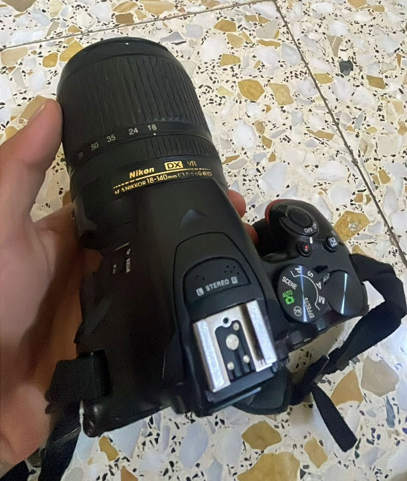 سلام عليكم 
يوجد كأمره نيكون 5600 D لبيع كلش نضيفه استخدام شخصي واضافه عدسه كبيره معها 
الاستفسار واتساب ***********

