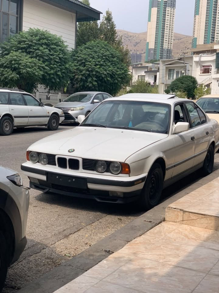 BMW 520i 
مۆدێل ١٩٩٠ گێڕو مەکینەی بە شەرت پارچەو پەڵەیەک بۆیاخی هەیە کوشن سیاحی ناوو دەری جوان ماوەتەوە سڵاید گەرمی مەزبوت سەنەوی تا نزیکی 2030 تازەیە تەحویل بە شەرت چەکوشی پێوە نیە قرچێکی بەسیتی هەیە شایەنی باس نیە سعری ٥٤ گەڵا معامەلەیەکی کەم لە سلێمانیم ابراهیم ئەحمەد
***********

