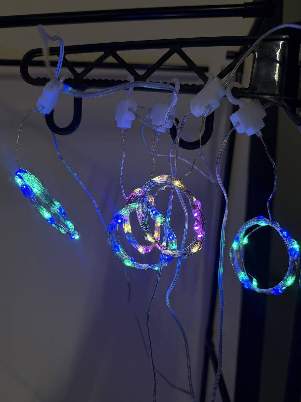 . إضاءة LED بتصميم ستارة أنيق.

. القياس: 3 × 3 متر.

. إضاءة متعددة الألوان (Multicolor).

• تحتوي على 8 أوضاع إضاءة

. يمكن التحكم بأنماط الإضاءة من خلال الريموت.

. تعمل عن طريق USB.

.مناسبة للشبابيك والستائر والجدران وغرف النوم.

. مثالية للحفلات، الأعراس، أعياد الميلاد والمناسبات.

. تضيف أجواء دافئة ومميزة للبيت والديكور.

.سهلة التركيب والتعليق

السعر : 10 آلاف ✨ 
متوفر توصيل لجميع المحافظات
