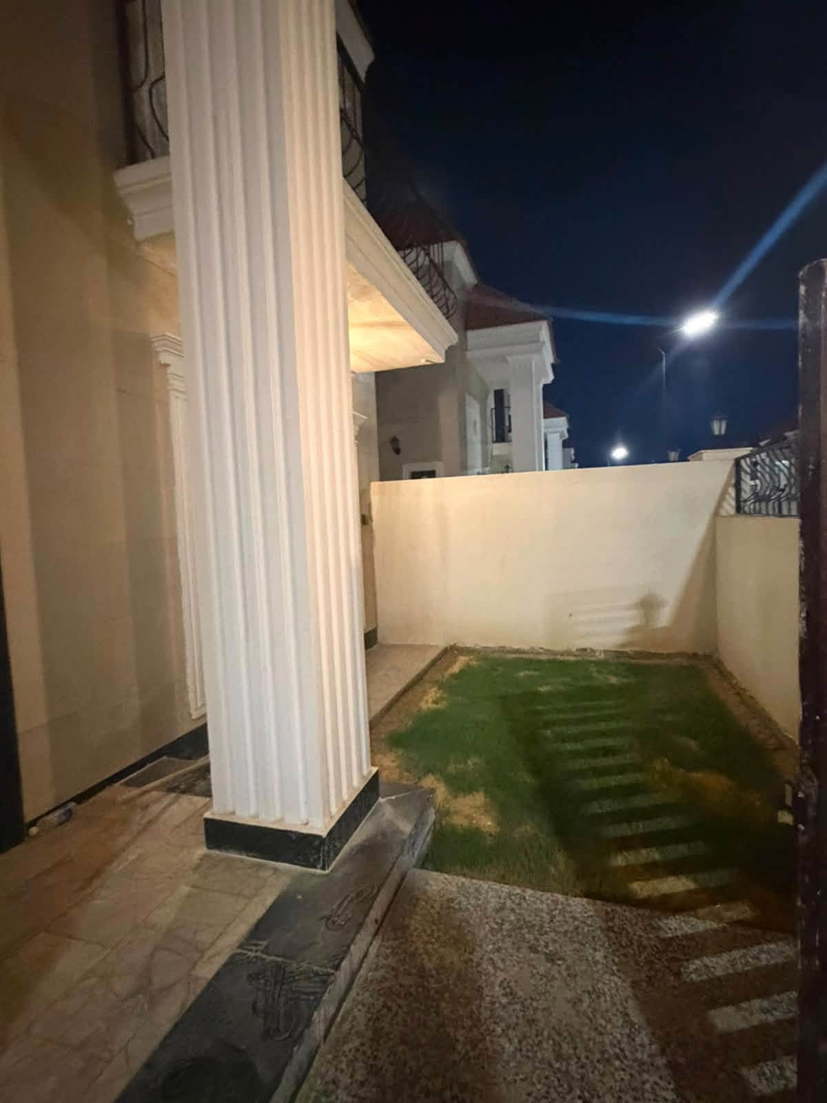 بيت للبيع | مجمع أسد بابل – زون A

✨ بيت ركن بمواصفات مميزة… جاهز للسكن من أول يوم!

📐 المساحة: 270 م²
📍 الموقع: زون A | بيت ركن
🔑 جاهز للسكن بالكامل – بدون أي نقص

هذا البيت مو مجرد بيت… تفاصيله كلها متغيرة ومصممة بعناية، من التشطيبات إلى أنظمة الماء والحدائق.

✨ أبرز التفاصيل:
• 🛏️ 5 غرف نوم
• 🛋️ صالة + هول
• 🍳 مطبخ حار وبارد مجهز بالأجهزة الكهربائية
• 🚿 4 حمامات مودرن متغيرة بالكامل
• 🧺 غرفة لوندري بتصميم يوناني
• 🚗 كراج
• 🌿 حدائق محيطة بالبيت من 3 جهات
• ❄️ سبلت
• 🛏️ سرير ماستر تفصيل خاص

👑 غرفة الماستر:
سقوف ثانوية + ديكورات مميزة + تصميم فندقي، مع Dressing Room كبير جداً.

🍽️ المطبخ:
كاونتر يوناني بطابقين، مع تجهيز كامل بالأجهزة الكهربائية.

💧 منظومة الماء:
• تبديل المجاري والبواري بالكامل
• سخانان كبار
• تانكيان
• بوسترات قوية
✨ منظومة ماء مجهزة بمستوى قريب من تجهيزات الفنادق.

🌿 الحديقة:
مقصوصة ومرتبة ومكبّرة وجاهزة للاستعمال.

🏠 التشطيبات:
البيت مجلي من الداخل والخارج، والعمل كله شغل خاص ومرتب، وليس تشطيب شركة.

🧹 البيت نظيف ومرتب بالكامل، والجاهز للشراء يقدر يدخل ويجيب أغراضه مباشرة بدون الحاجة إلى أعمال إضافية.

📩 للمهتمين بالتفاصيل والمعاينة، التواصل على الخاص.
‏‪***********
