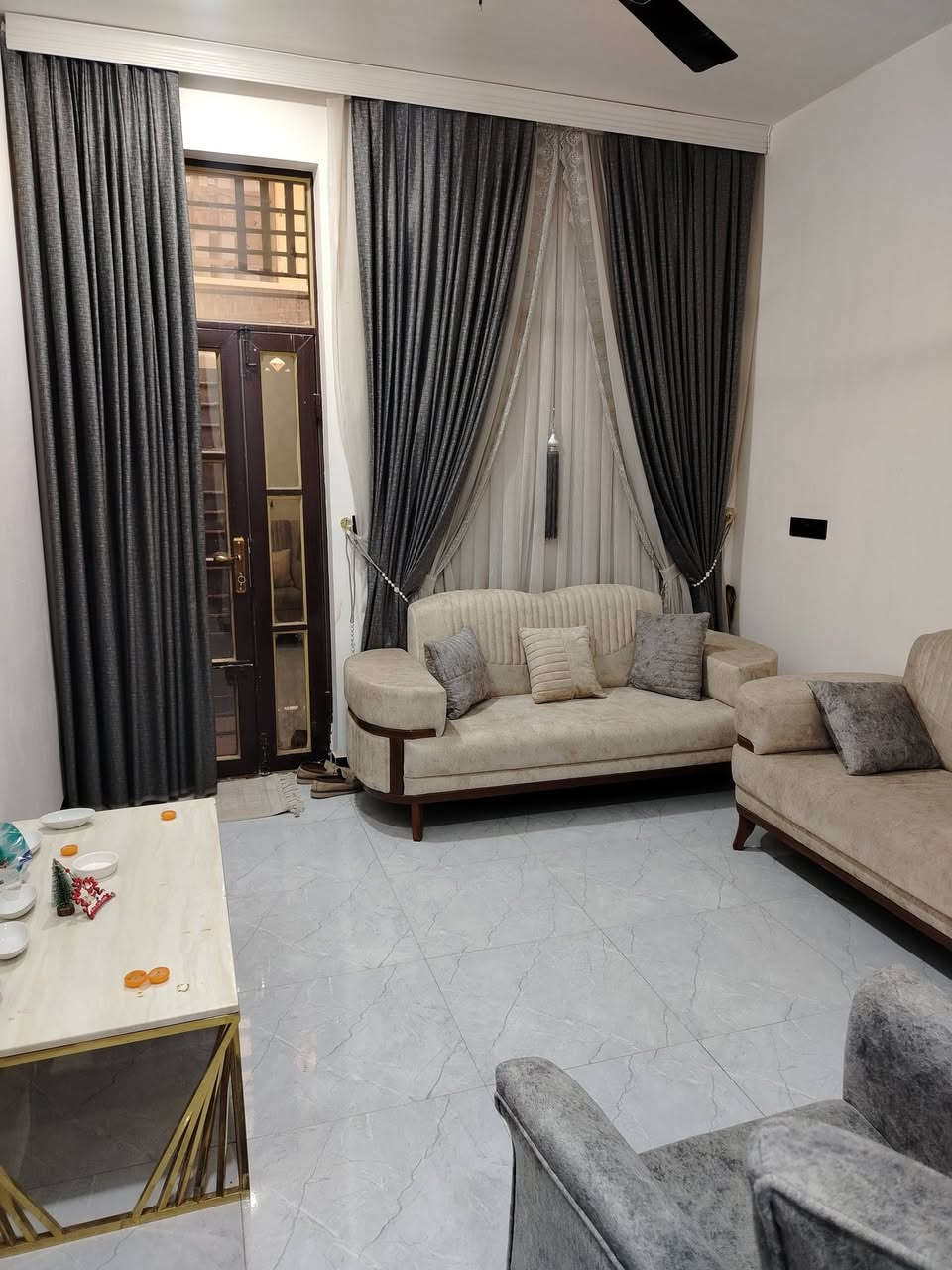 السلام عليكم بيت طابو زراعي ملك صرف سند ٢٥ انذار كاتب عدل
المكان حي تونس افاق عربيه خلف شركة تيوتا المنطقه كامله مي محاري تبليط كهرباء من كل النواحي المساحه ٦٠متر واقع حال ٤*١٦
البيت فول وزيرو مكون من اربع طوابق وخمس غرف نوم
الطابق الاول طرمه واستقبال ومطبخ بارد ومطبخ حار وخدمات وغرفه نوم
الطابق الثاني غرفتين نوم وحده اماميه وحده خلفيه وخدمات وبلكونه
الطابق الثالث غرفه هوم اماميه ولثانيه خلفيه مع بلكونه
الطابق الرابع بيتونه مع قاعه عله طول البيت ولخامس صطح  ارجع واكول البيت عله ايدي مو بناء مقاول مع احترامي للمقاولين اي استفسار عل الرقم *********** واتساب موجود مع الاثاث بلكامل
