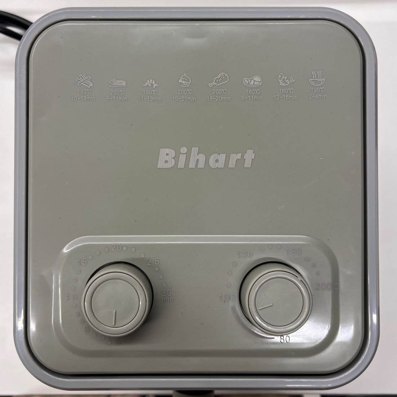 قلاية هوائية Bihart بدون زيت – موديل YSL197
قلاية هوائية عملية من Bihart بتصميم مدمج ومناسب للاستخدام اليومي، توفر طهيًا بالهواء الساخن مع تحكم يدوي بسيط.

 • تعمل بتقنية الهواء الساخن للطهي بدون زيت
 
• تحكم يدوي عبر مقبضي الوقت ودرجة الحرارة
 
• تصميم مدمج مناسب للمطابخ الصغيرة
 
• سلة سحب أمامية لسهولة إدخال وإخراج الطعام
 
• جسم بلون رمادي أنيق كما هو موضح على العلبة
 
• استخدام مباشر بدون إعدادات معقدة

 • نوع المنتج: قلاية هوائية (Air Fryer)
 • القدرة الكهربائية: 800 واط
 • الجهد الكهربائي: AC 220–240V
 • التردد: 50/60Hz
 • مدة التشغيل القصوى: 30 دقيقة
 • التحكم: يدوي (مقبض حرارة + مقبض وقت)
 • الوزن الصافي: 2.1 كغم
 • الوزن الإجمالي: 2.6 كغم

محتويات العلبة:
 • قلاية هوائية Bihart
 • سلة الطهي السعر بس 30الف للأستفسار ***********
