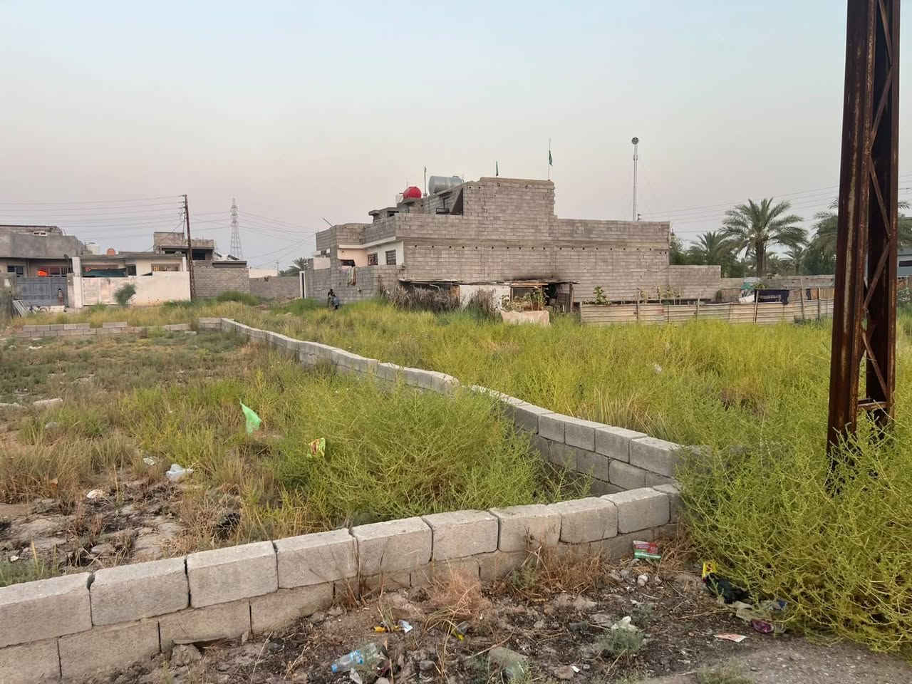 من رخصة الادمن قطعة أرض للبيع 200مترمقابيل المستشفى الجدين السعر خاص وهذا رقمي ***********
