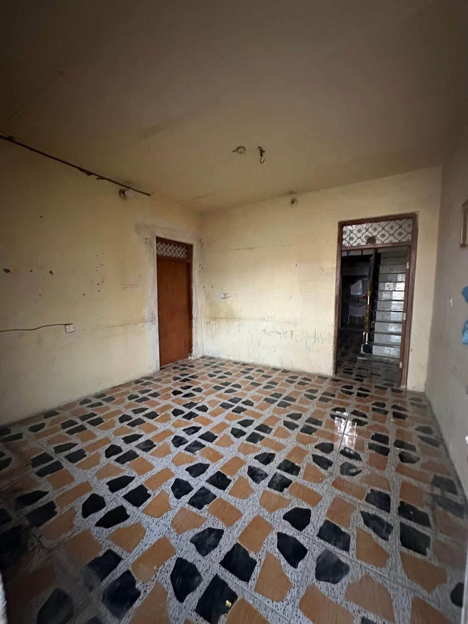 دار سكن زراعي في ( حي ظاهر )
مقابيل ( مجمع باندا ) ( كما موضح في الفيديو )

مساحة ٢١٠ م - بناء بلوك - سقف عكادة 
ماء - كهرباء - ( عالي عن الشارع )  
( غرفة نوم واحدة - صحيات داخلية + خارجية)( شارع بعرض ١٠ م ) ( معاملة كاملة في التطويب )
 ( يبعد عن شارع ٢٠ تقريباً ٦٠ م او اقل )

للاستفسار مراجعة مكتب غازي للعقار   
واسط - الزبيدية - قرب أفران المائدة  *********** 
***********
