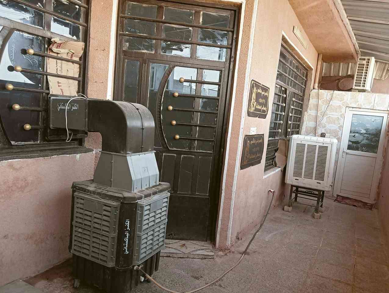سلام عليكم بيت لالبيع مساحته 100مترر طابقين العنوان سبع اقصور شارع ابو علي يتوفر في جميع الخدمات وقريبٱ يتبلط الفرع سند 25زراعي السعرر60 وبي مجال رقم الهاتف ***********
