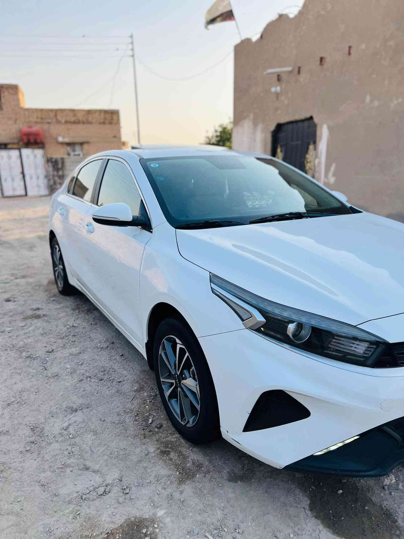 سلام عليكم للبيع كيا سيراتو مودبل ٢٠٢٢سياره جديده حيل فقط شخط بل دوسه ولباقي كفاله ماشيه ٨٧الف حقيقي سياره جهاز من كلشي فول موصفات رقم بغداد بسمي 
موصفات 
لد امامي 
مرايات شفط 

داخل لونين 

فتحه سلايت 

ويل كب 

تبريد قطعتين 

معروفه موصفاته 
سياره بعده بضمان شركه الدوليه وكلش جديده مكانه سماوه الوركاء السعر ١٦٢وبيه مجال رجا ماعجبك السعر تحصل احسن منه انشاءالله ***********
