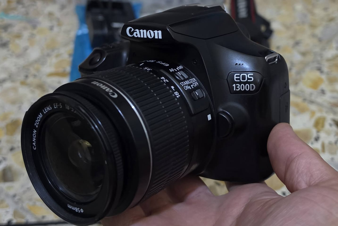 السلام عليكم
كامرا كانون 1300D مع عدسه 18 55 
الكامرا نضيفه جدا استعمال شخصي 
مع جميع الملحقات الكارتون مع جنطه اضافي 
بطاريه شاحنه سير كتف السعر ٢٠٠ الف 
مكاني نجف توصيل موجود للاستفسار ***********
