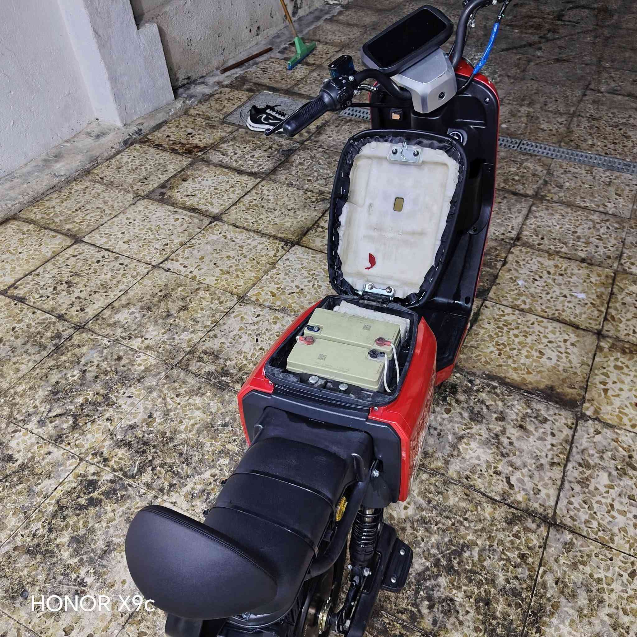 R900 • أحمر • بطاريات 100%