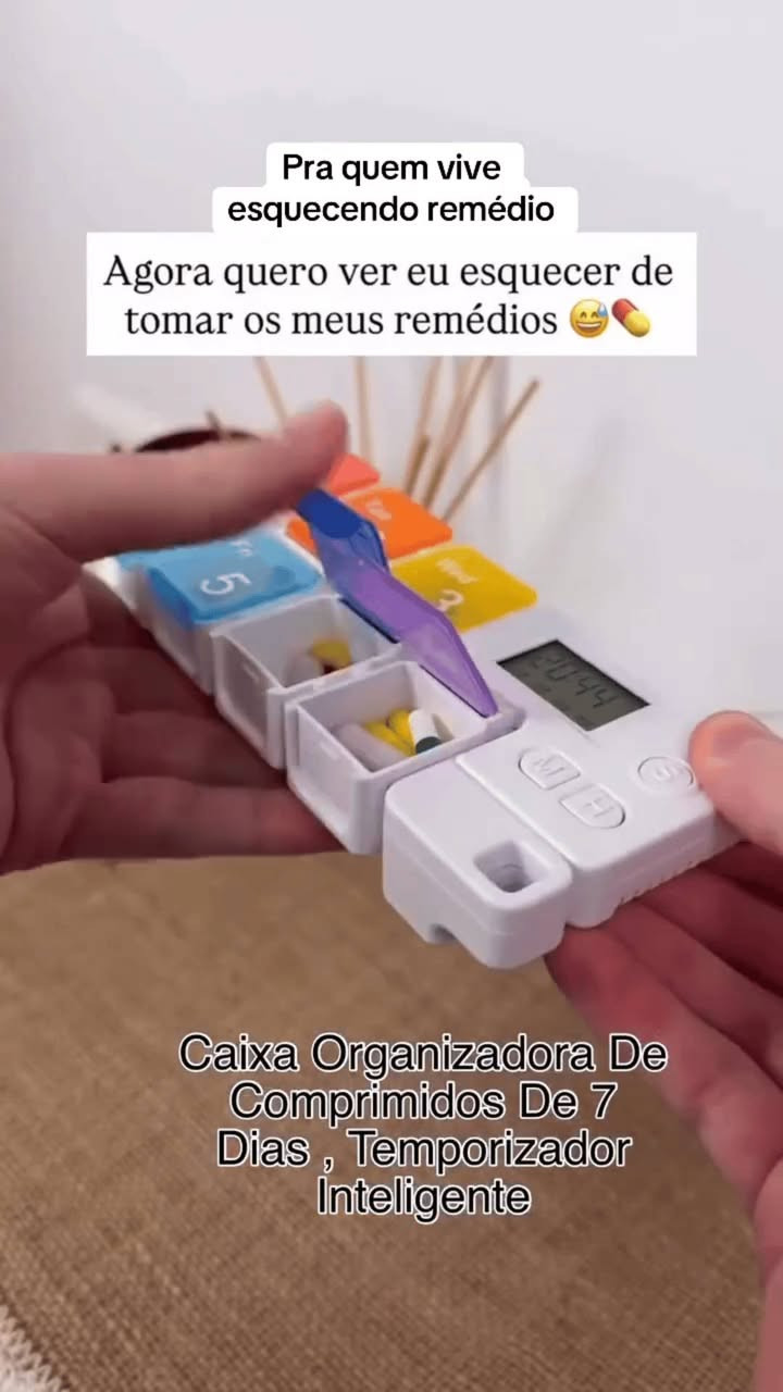 علبة دواء إلكترونية مزودة بجهاز إنذار 
Electronic pill box with alarm 

🔷الاستخدامات:

🔹تنظيم وجدولة تناول الأدوية، الفيتامينات، والمكملات الغذائية للمرضى وكبار السن بانتظام دقيق.

🔹تذكير المستخدم بمواعيد الجرعات اليومية بدقة ومنع نسيانها أو تكرارها بالخطأ بفضل المنبه الرقمي.

🔹مثالية للسفر، العمل، والرحلات بفضل إمكانية فصل الحافظات وحمل الأيام المطلوبة فقط.

⭐المميزات:

🔹منبه رقمي متطور (Up to 4 Alarms): شاشة رقمية ذكية مدمجة تتيح ضبط حتى 4 منبهات مختلفة في اليوم لتغطية كافة مواعيد الجرعات.

🔹تصميم نمطي قابل للفصل: تتكون من 7 خانات ملونة ومستقلة مرقمة من 1 إلى 7 ومطبوع عليها أيام الأسبوع بالإنجليزية، يمكن فكها وتركيبها بمرونة كاملة.

🔹أغطية ملونة شفافة: أغطية بألوان قزحية زاهية تتيح رؤية الأقراص في الداخل دون الحاجة لفتح العلبة.

🔹وضع توفير الطاقة (Power Saving): تنطفئ الشاشة تلقائياً بعد دقيقتين من عدم الاستخدام لإطالة عمر البطارية وتستيقظ بضغطة زر.

🔹إحكام الإغلاق: أغطية محكمة تمنع دخول الرطوبة أو الأتربة وتحمي الأقراص من السقوط أثناء التنقل.

📝الملاحظات:

🔹البطاريات المطلوبة: يعمل لوح المنبه الرقمي بواسطة بطاريتين من نوع AAA العادية (توضع في الجزء الخلفي للعداد) غير مدرجة مع المنتج.

🔹طريقة إيقاف صوت التنبيه: عند رنين المنبه في الوقت المحدد، سيستمر بالرنين لمدة دقيقة كاملة؛ يمكنك الضغط على أي زر لإيقاف الصوت فوراً. في حال عدم الضغط، سيعيد تذكيرك بنغمة قصيرة 3 مرات إضافية كل 5 دقائق.

🔹نظام التوقيت: يدعم الجهاز التحويل بين نظام التوقيت 12 ساعة أو 24 ساعة عن طريق الضغط على زري (M) و (H) معاً في نفس الوقت.

📏القياسات:

🔹أبعاد المنتج الكلية: 17 × 7 × 3 سم.

🔹أبعاد الحافظة اليومية الواحدة: 2.5 × 2.5 × 2.5 سم.

🔹أبعاد كرتون التغليف: 8 × 3 × 18 سم.

💳 ألسعر / 15،000 IQD
🚚يوجد خدمة توصيل
بغداد/ 3000 IQD
ألمحافظات/ 5000 IQD

نص مكتوب في الصور:
- Seven days of independent sections
- Pra quem vive esquecendo remédio Agora quero ver eu esquecer de tomar os meus remédios Caixa Organizadora De Comprimidos De 7 Dias , Temporizador Inteligente
- A caixa de comprimidos eletrônica é portátil