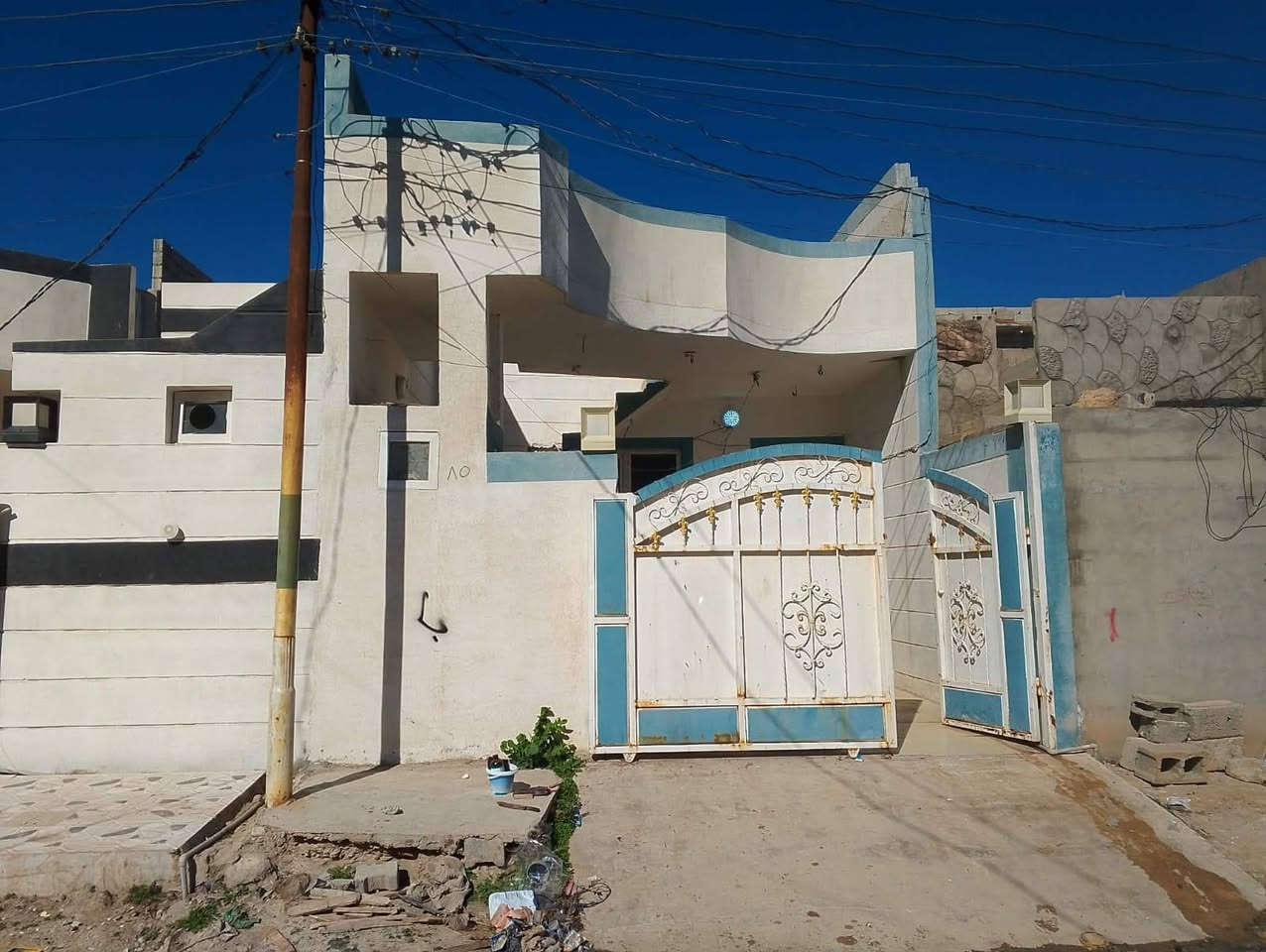 دار للبيع حي العسكري زراعي 
مقابيل جامعه خديجه 
مساحه بيت 100 متر 
بيت نظيف حلو تفاصيل موجود بالصوره 
بيت حاليا قاعد بيه مؤجر 
بيت خامس فرع 
 سعر البيت 36 ملعون 
رقم صاحب البيت
***********
مكلف بالنشر
