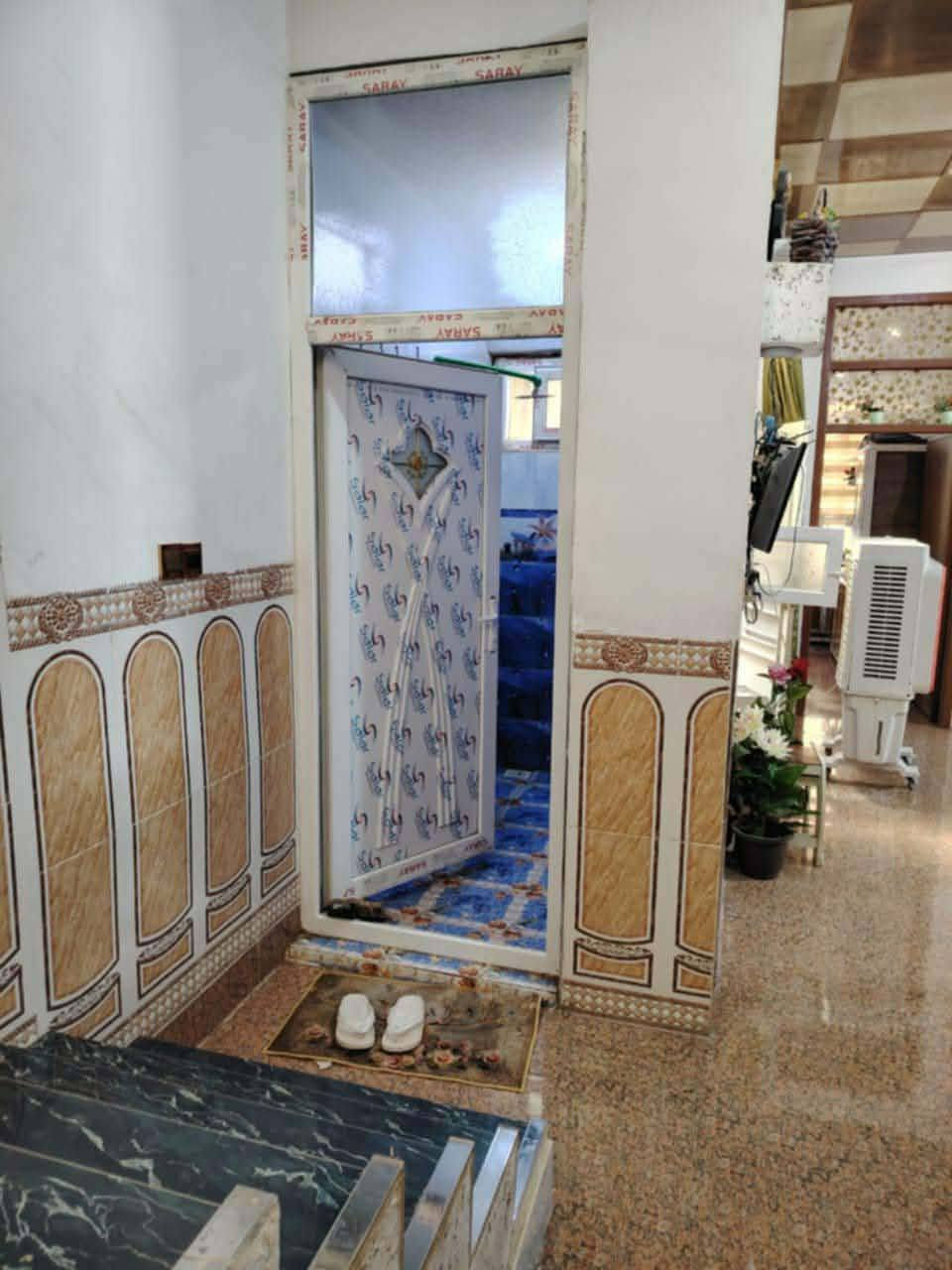 سلام عليكم دار البيع مساحته 150 طابو زراعي اميري البيت طابق ونص طابق ارضي غرفه نوم صاله ستقبال مطبخ صحيات خرجيه ودخليه وكراج طابق الفوك غرفه نوم وصاله البيت جص وبورك كهرباء بوري مشتغله البيت فول الموقع بعقوبة التحرير حولي قرب جامع المدينه المنوره السعر 95       ***********.        ***********
