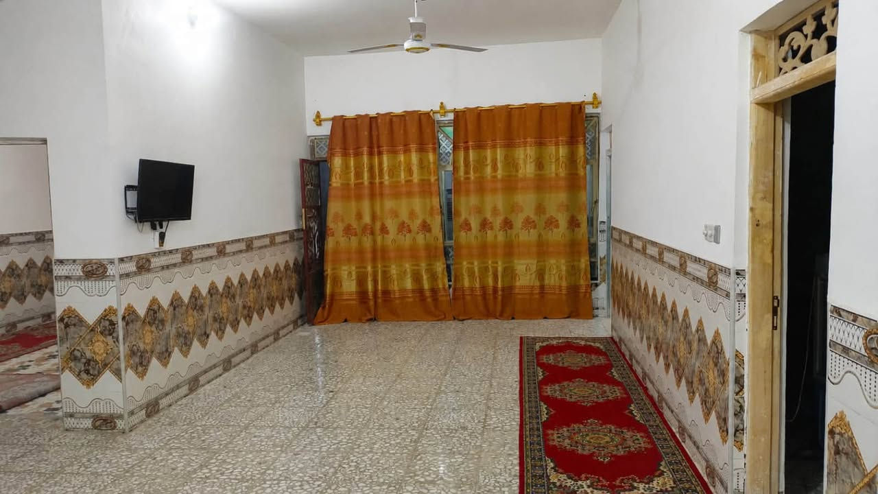 يا الله بيت للبيع برضويه الثامنه قريب على الشرع كلش قرب الصيدليه المساحه 200 م متكون من 3 غرف وصاله ومطبخ وستقبال  الاستفسار اتصل على رقم *********** لو مراجعة مكتب الأم علي ع للعقار قرب مدرسة شمس الشموس
