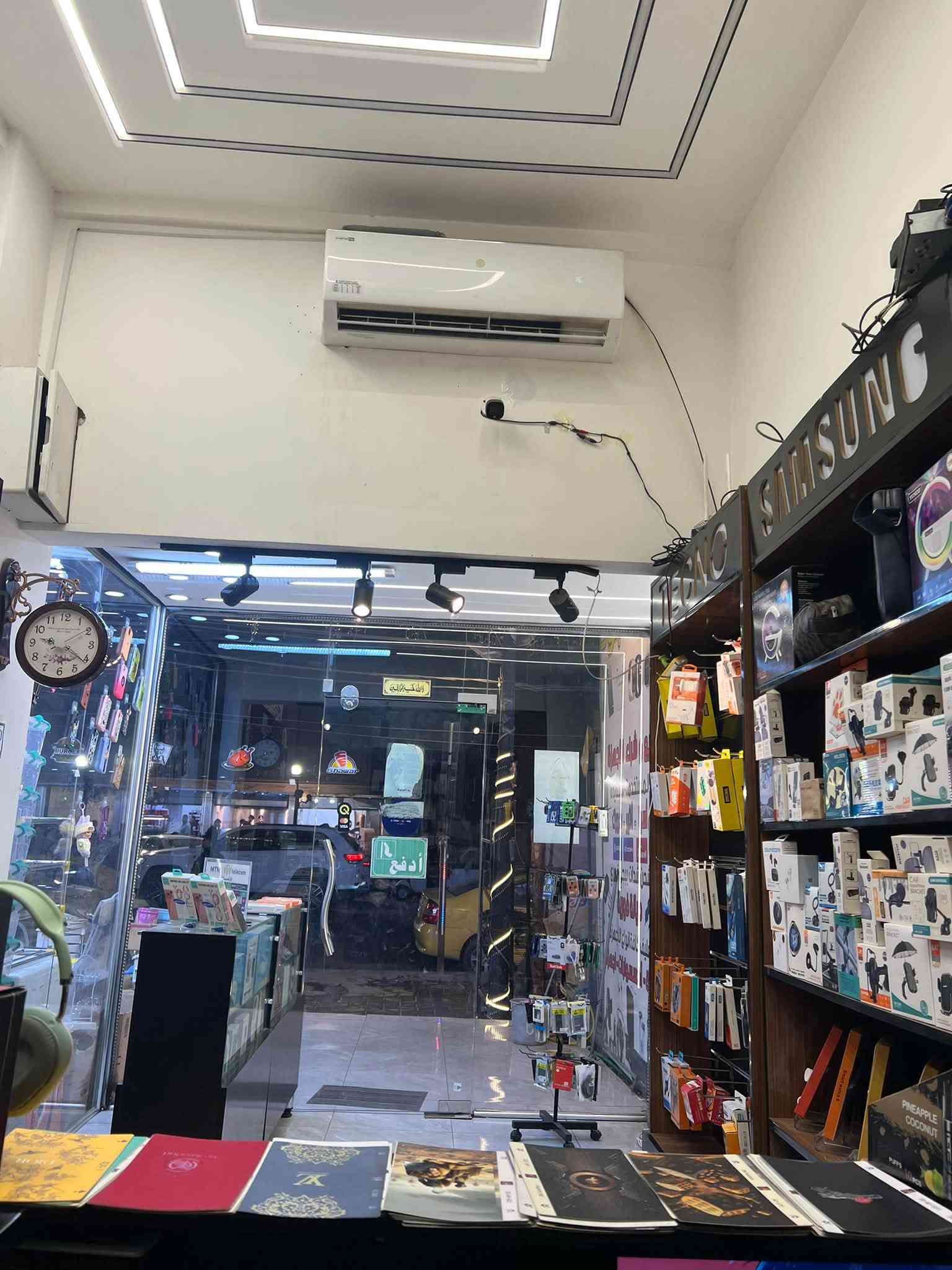 بسم الله الرحمان الرحيم 

محل تلفونات للبيع اسم المحل سنتر أبو الجود للموبايل
لمحل كدامكم متعوب عليه وعلى ديكوره ويحتوي على 10 ڤاترينات للاكسسوارات كلهن صاج وتفصال مسويهن 
ومكان المحل تجاري شارع المسبح مقابل مطعم مروان ابو الفلافل بلضبط ومصروف ع محل هواي حتى سيراميك مسويله 
المحل كامل للبيع سبلت و اكسسوار وبراد ومنضومه كامرات تحتوي على 4 كامرات وشاشه كامرات وجام مسوي وبروڤايل موضح بلصوره وعده كامله مكمله للصيانه شرط اصليه وجديده وابو الصيانه يعرفهن ولمحل خير من الله بس سبب لبيع راح اسافر ومحتاج فلوسه للتواصل على الرقم او واتساب ***********
للعلم أيجار المحل 500 ولمحل جبير ماشاء الله
