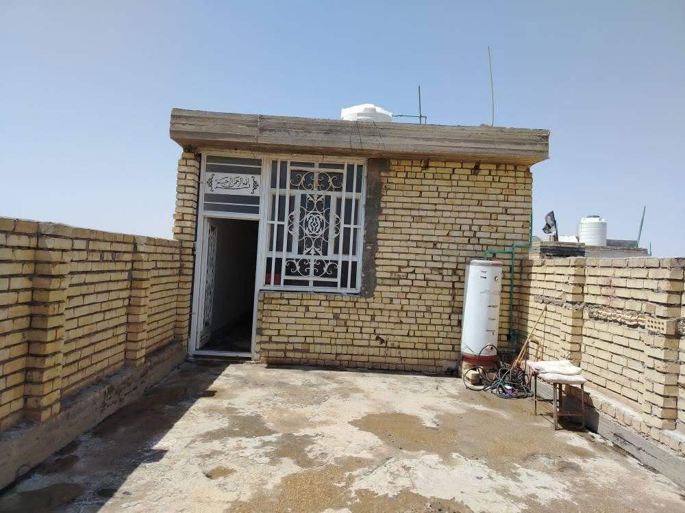 السلام عليكم
🏡 بيت للبيع في كربلاء - طابو صرف (من المالك مباشرة)
​تفاصيل العقار الأساسية:
​المساحة: 100 متر مربع
​الأبعاد: واجهة 5 متر × نزول 20 متر
​نوع الملكية: طابو صرف
​الموقع: كربلاء - الطاقة (قطاع 18)
​عدد الطوابق: 3 طوابق
​نسبة البناء: 90% مكتمل (تُخصم قيمة النواقص من مبلغ البيع)
​📐 تفاصيل البناء والتوزيع الداخلي:
​الطابق الأرضي:
​استقبال واسع
​صالة
​مطبخ
​غرفة نوم (5 \times 5 م)
​حمام عدد 2
​الطابق الأول:
​غرفة نوم رئيسية (6.5 \times 5 م)
​غرفة نوم (5 \times 5 م)
​صالة
​حمام
​الطابق الثاني:
​غرفة نوم (5 \times 5 م)
​صالة مفتوحة
​سطح عدد 2
​ℹ️ معلومات إضافية:
​سبب البيع: لكبر المساحة على العائلة.
​الذمة المالية: مطلوب للإسكان 5 ملايين
السعر... 170000000 قابل للتفاوض بعد معاينة المنزل بشكل كامل
​📞 للتواصل والاستفسار (صاحب البيت):
***********
.
.
ملاحظة : تم إخفاء الاثاث فقط بالذكاء الصناعي كربلاء, العراق
