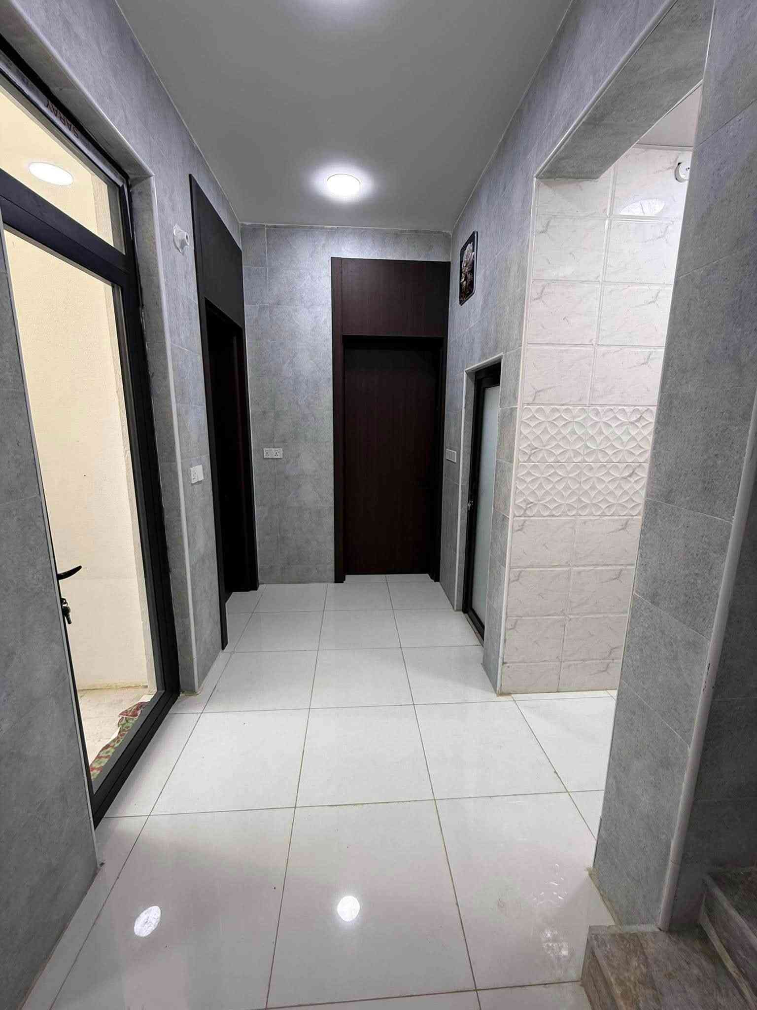دار للبيع المساحة ٢٠٠ م طابو صرف بناء حديث جداً طابقين الطابق الاول غرفتين نوم والطابق الثاني اربع غرف نوم سويتات الموقع شارع الكابينات حي الامام قريب جداً على شارع ٨٠ علماً ان الدار مطلوب ٦٠ مليون الصندوق الاسكان يقع امام ساحة وعرض الشارع ٢٥ م للاستفسار *********** / ***********
