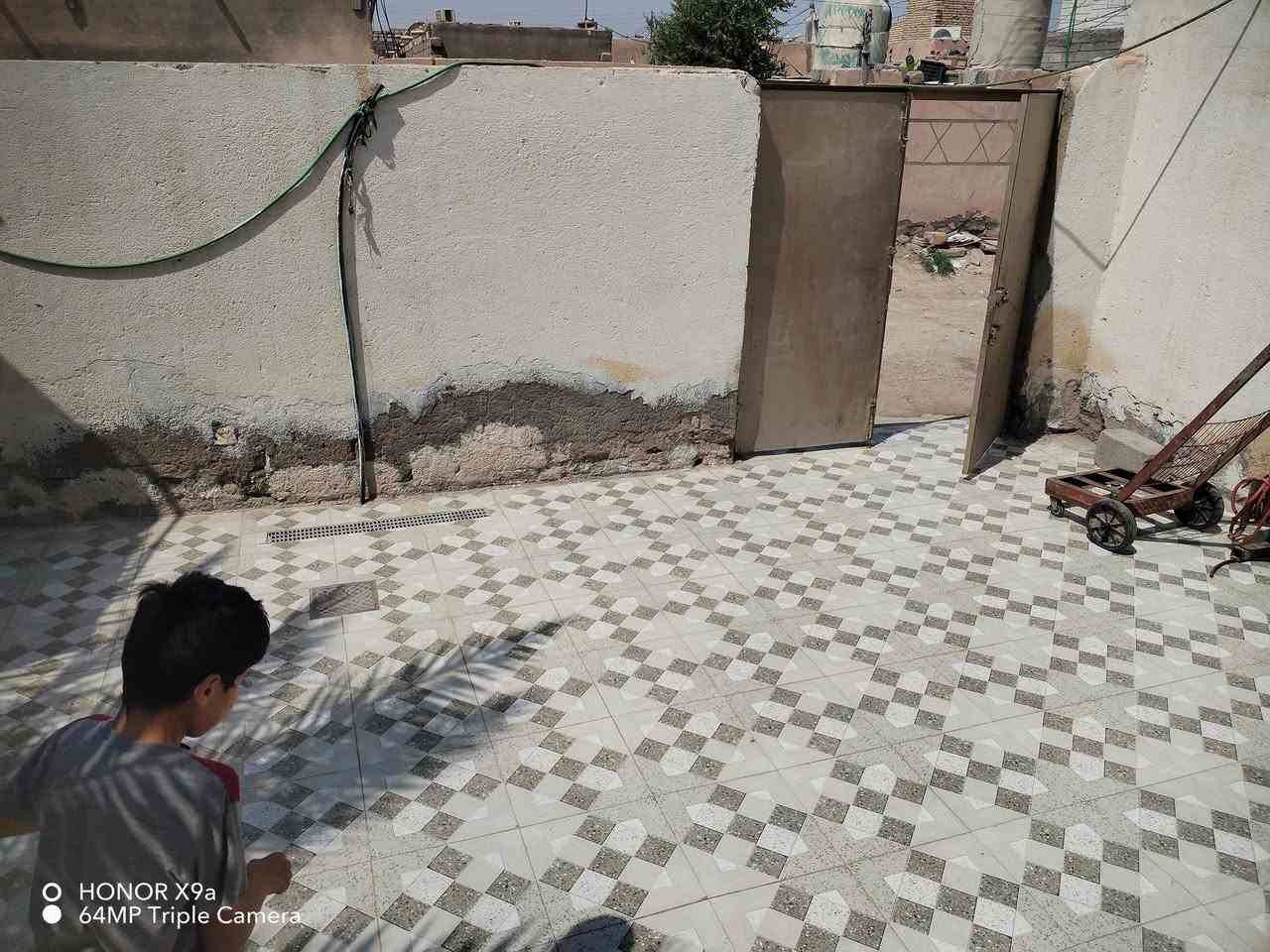 بيت زراعي للبيع مساحه 220 متر مكانه الفضليه حي العرب قرب حسينيه أصحاب الكساء يتكون من غرفتين وصالتين وديوانيه وصحيات داخليه وخارجيه وساحه جبيره السعر 48 وبي مجال للاستفسار ***********

نص مكتوب في الصور:
- HONOR X9a 64MP Triple Camera
- HONOR X9a
- 64MP Triple Camera
- O HONOR X9a