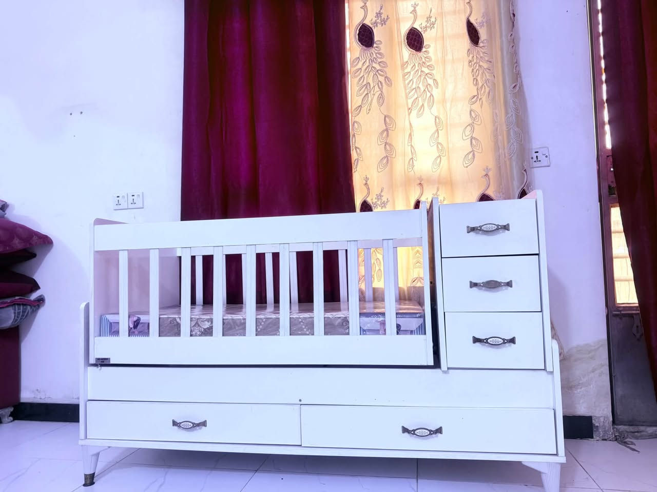 سرير طفل لعمر ٥ سنة مستعمل شهر للاستفسار ***********
