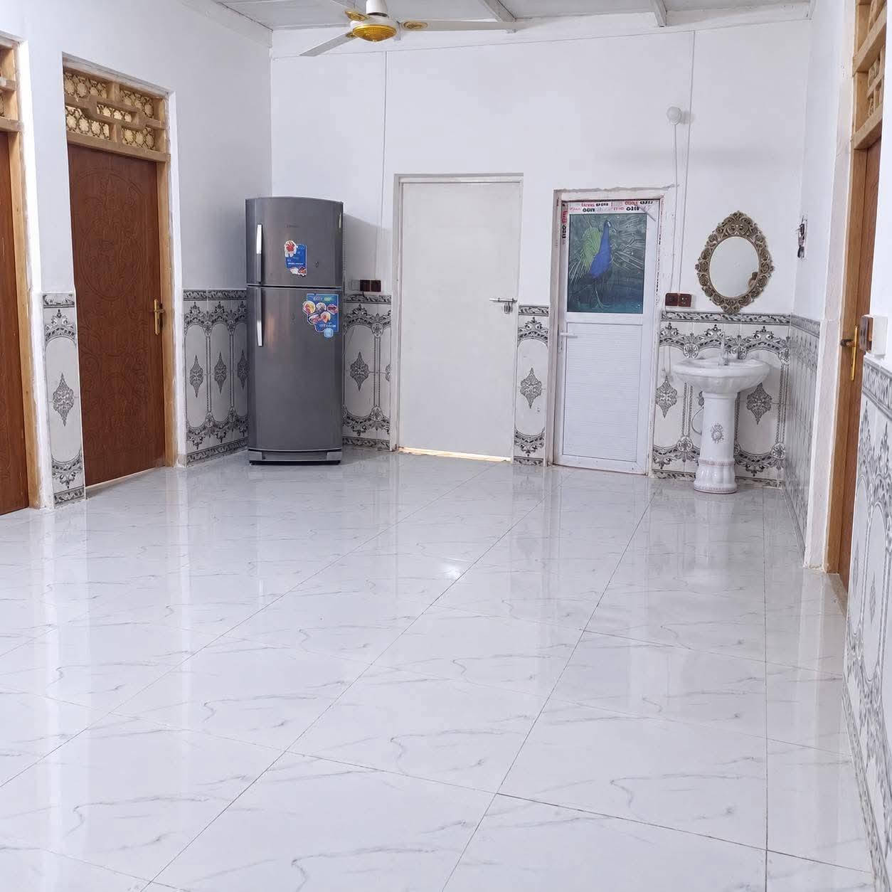 بيت مساحة 250م بسعر 35 مليون مع كافة الخدمات
وقرب مركز المدينه
بيت للبيع في حي الجوادين شارع النفط
البيت مساحه 250 متر بناء بلوك كلر والسقف سندويج مغلف اوزكام عازل وطبقه تراب عازل من الصوت البيت 🛑  زراعي مرقم من البلديه 🛑
يحتوي غرفتين 5*4 وصاله 7*4 ومطبخ 4*4 وصحيات داخليه وطارمه كلش جبيره
موقع شارع النفط شارع بيت درجال

للعرض او الاستفسار عن هذا العقار
اوعن اس عقار اخر في منطقة حي الجوادين شارع النفط ***********
