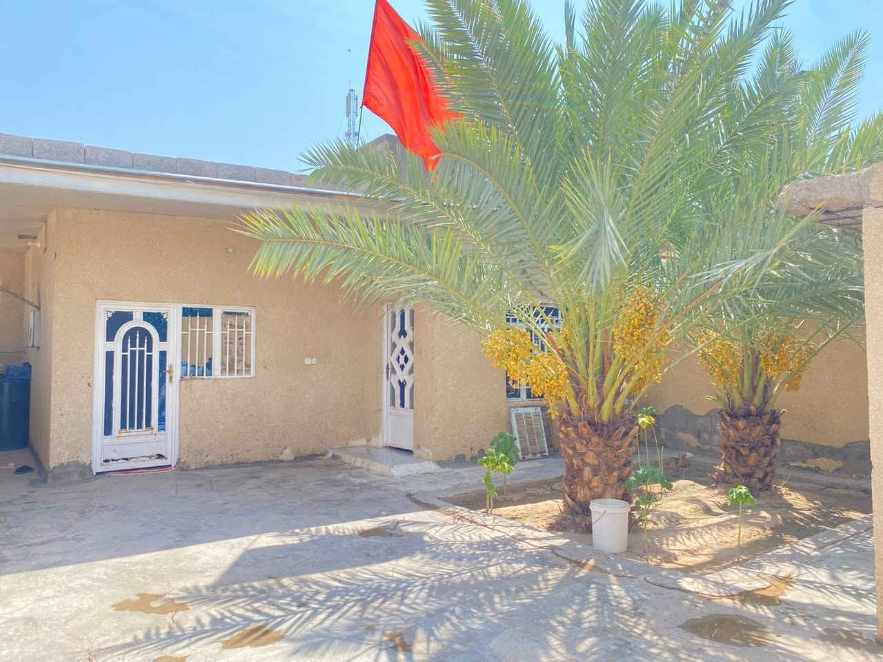 السلام عليكم ورحمة الله وبركاته
بيت للبيع مساحه 300 مع قطعه 200 متر 
الاستقبال 6 ونص في 4 
مطبخ 5 في 4 
صاله 8 في 4
غرف نوم 2 / 5 في 4 
ترك الخلفي بي مخزن وصحيات 
الموقع واسط الكوت منطقه البدريه قرب سيطره البسروكيه 
السعر 40 مليون وبي مجال 
الاتصال ع الرقم 
*********** اثير  
*********** اسيا
