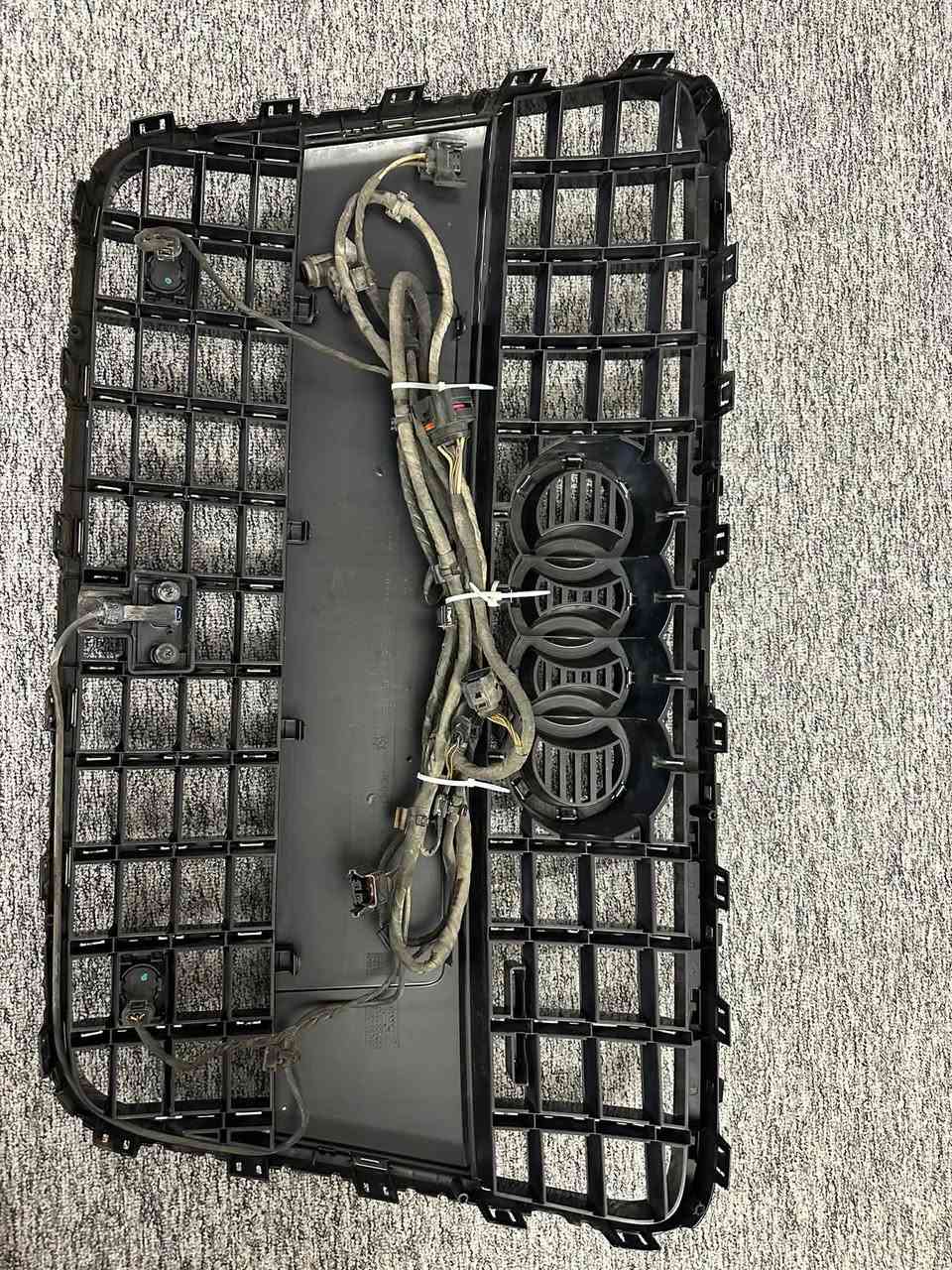 شباك Q7 نظيف جداً جداً للبيع السعر 150$ /
***********
