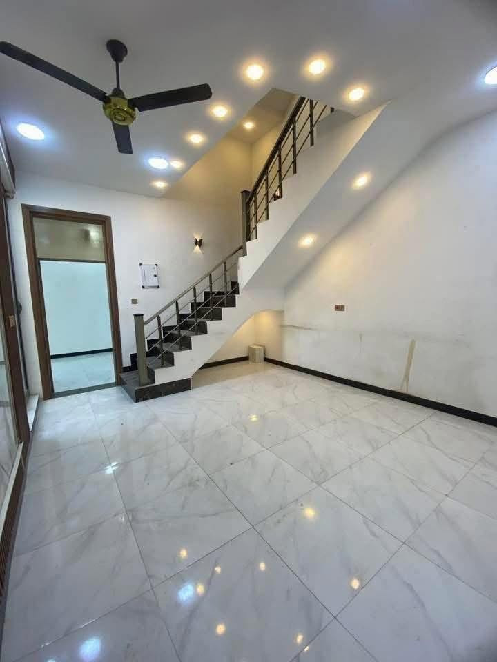دار إلى الايجار المساحة 100 متر يتكون من 3 غرف نوم + صاله + استقبال + مطبخ + صحيات 🏠 العنوان بغداد الدوره مدخل البوعيثه مجمع السلطان الأول قرب المدارس السعر 💵 (550) قفل الاستفسار 📲 ( *********** )
