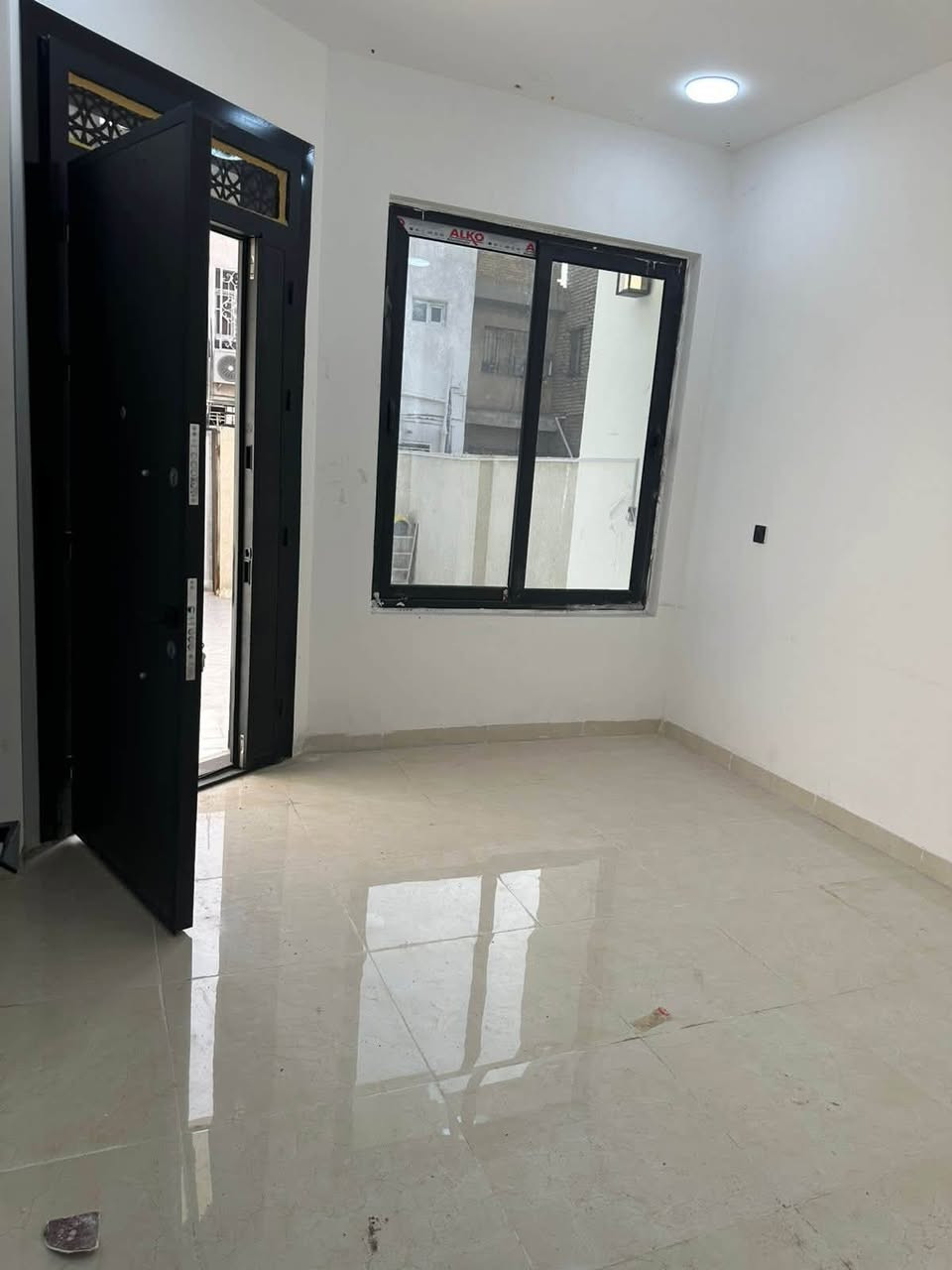 السلام عليكم بيت للبيع مساحته ٨٢م واجها ٣٠/٥البيت بي مدخليه موقع البيت السيديه قرب جامع الصديق من جهة التشجير البيت قاطين القاط الاول غرفة نوم ومطبخ وصحيات القاط الثاني غرفتين نوم سطح امامي وخلفي بناء ٢٠٢٥ زيرو اي استفسار مكتب وعقار الاندلس سيدعلاء ( *********** ()ابو فهد الشمري ()***********()
