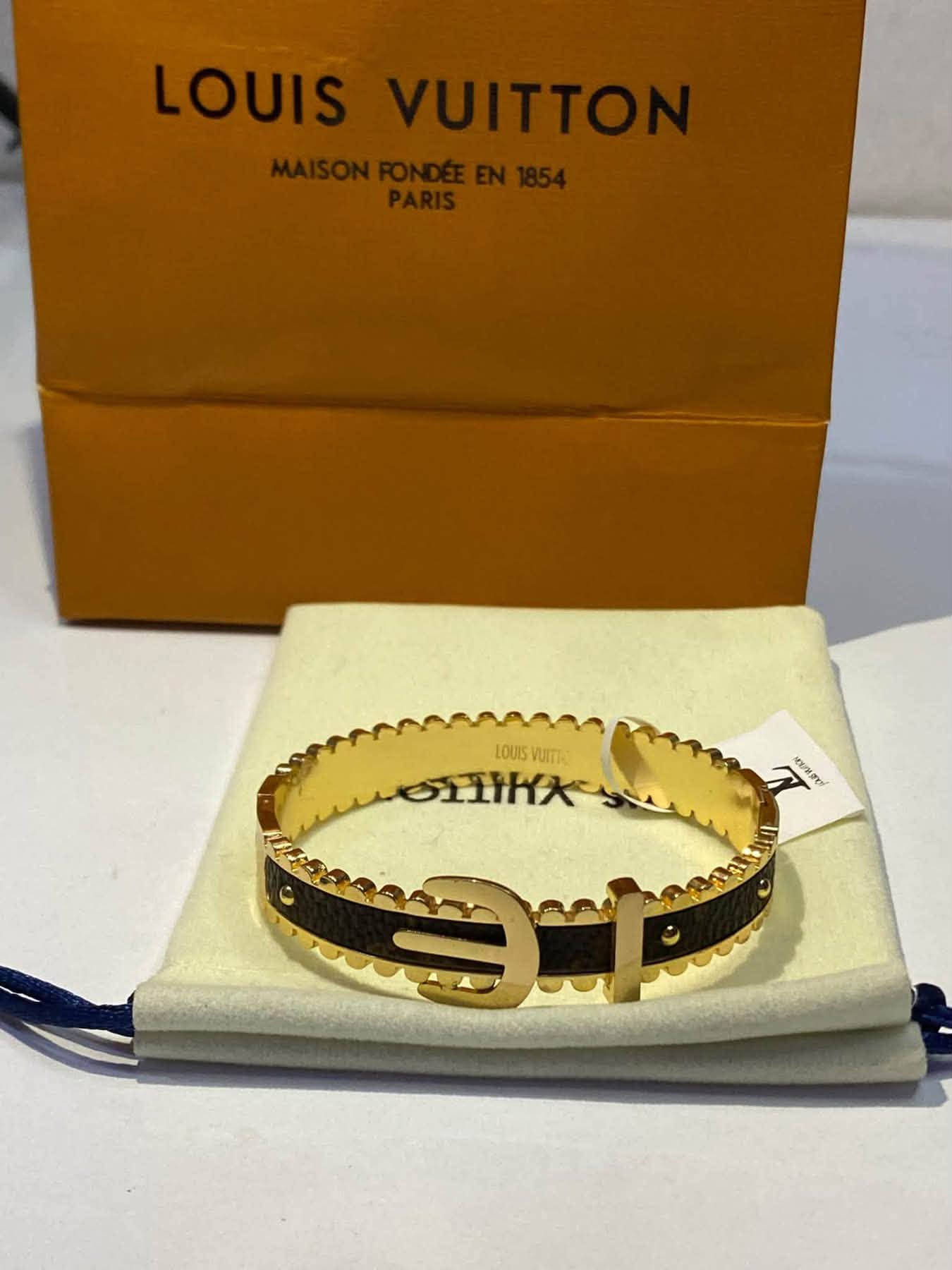سوارت ماركات • كارتير • لويس فيتون