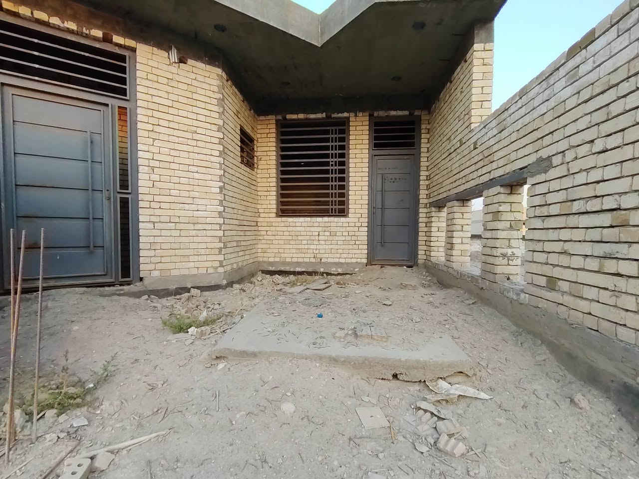 هيكل للبيع في حي الفرات مساحه ٢٠٠ متر طابو ملك صرف ٣ بيت عن شارع العام  وسعره مناسب جدا جدا بالنسبه المكانه وتصميمه لتواصل  والاستفسار  *********** يرهم مراوس  بيت بحي  معلمين وره سجه او بيت بقطع داود الطالبي

