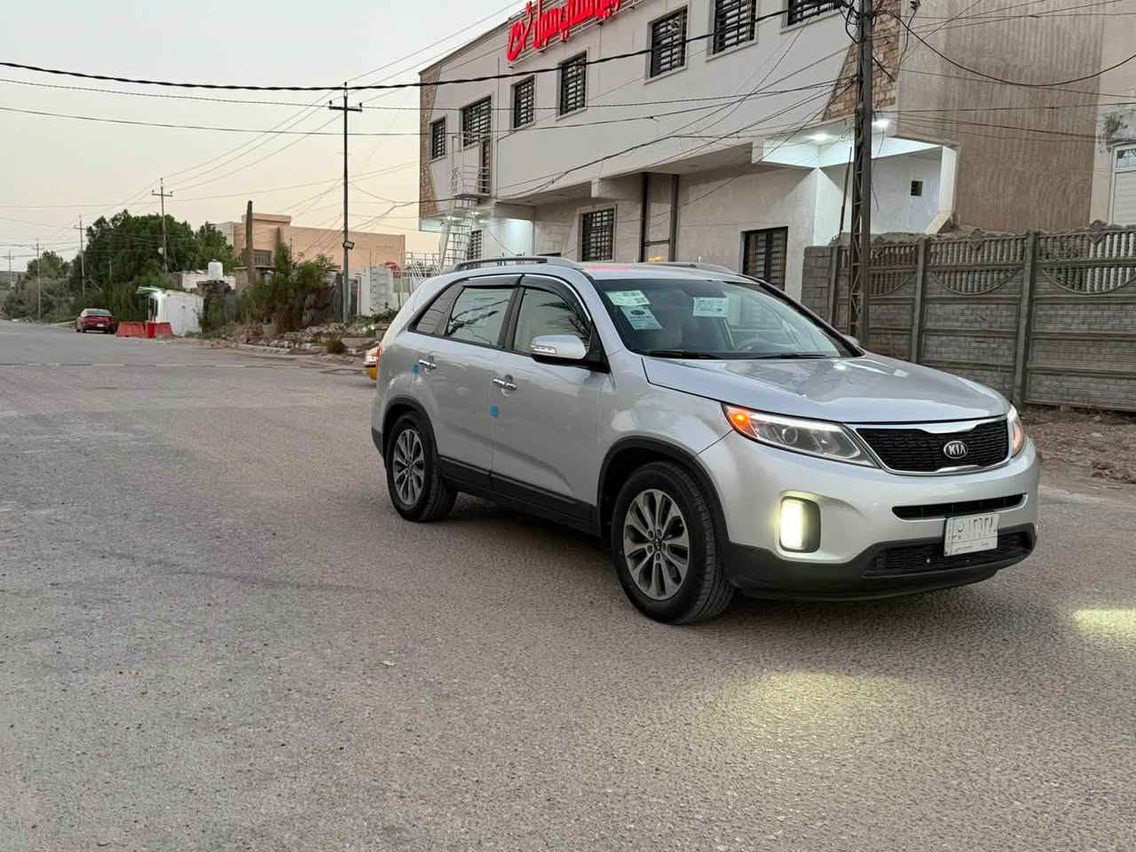 للبيع كيا سورنتو (فول مواصفات بدون بانوراما)
 السعر: 145 ورقة ($14,500) نقد فقط (بدون مرواس).
 المواصفات: فول مواصفات ما عدا البانوراما، سونار، رقم بغداد ألماني (تحويل مباشر ثاني يوم).
 الحالة: كفالة عامة (شاصي، جير، مكينة)، كلين تايتل، وبدون إيرباك. الحادث فقط دعامية أمامية صبغ بدون دواخل (صور الحادث مرفقة).
 الموقع: بابل.
 رقم الاتصال: ***********
