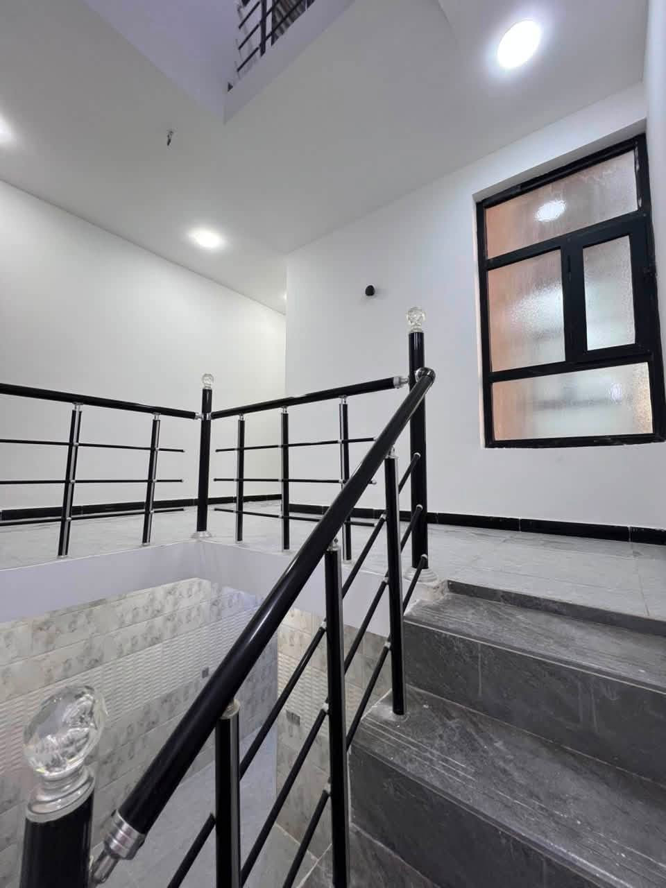 🏠#الدارللبيع 80متر واجهيه 5متر نزال 16متر
***********
بناء طابقين وبيتونه حديث 

 يحتوي البيت. ع[3غرف نوم -استقبال -صحيات عدد 2- ومطبخ] البيت شغل درجة اولى

 مع الخدمات

⬅️نوع العقار  طابو زراعي سند 25 اقرار محكمه 

⬅️العنوان #بغداد_الدوره_البوعيثه   

مجمع العدل الاول ثاني فرع عن الشارع العام

🔴للاستفسار  خاص او الاتصال ع  الرقم
