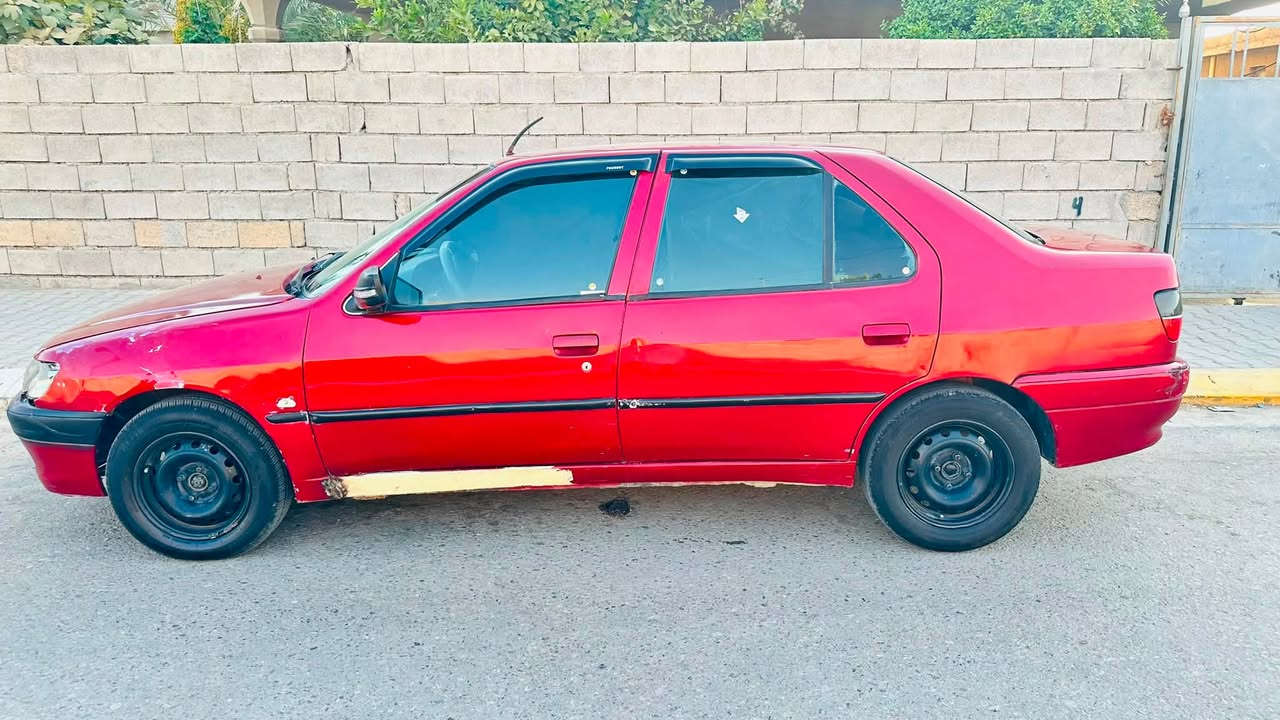 السلام عليكم 
بيجو 306 سياره حلوه و نضيفه مال جناي 
كير ، محرك شرط 
سنويه جديده 2028 
تحويل مباشر 
تبريد شغال ، تدفئة شغال
كهربائيات كلها شغاله 

يرهم مراوس بيكم دبل قديم🚗
 
سعر 44 بيها مجال للشراي💲
***********
مكان سيارة البوطعمه
