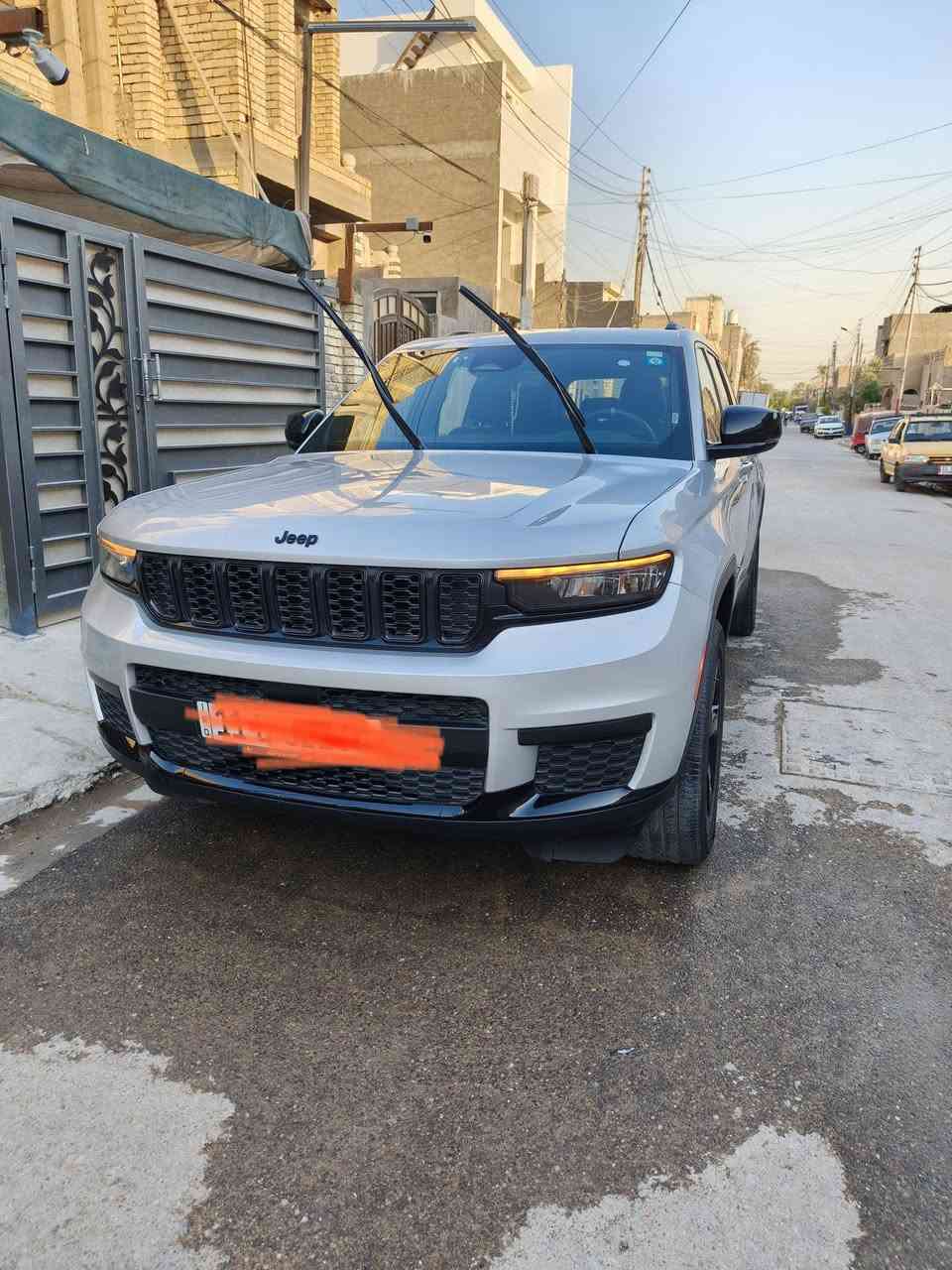 جيب كراند شيروكي فئة AlTitiod  كلين لون رصاصي 7 راكب ماشيه 48 ميل او قابله لزياده موديل 2023 رقمها بغداد او بيها مواصفات خير من الله حادثة تخريب غرفه الاتصال بالرقم *********** او واتساب
