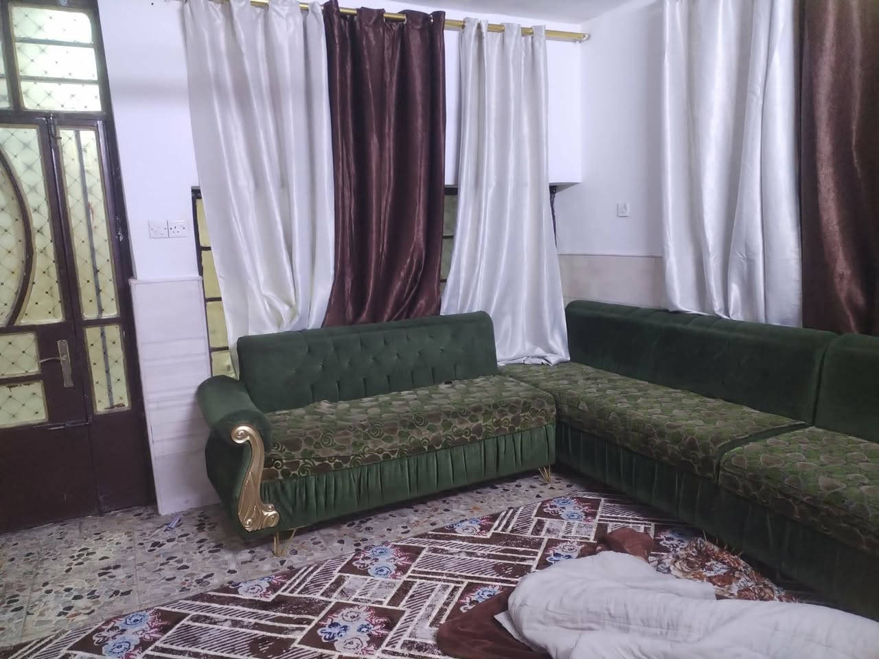 تخم ديوان 10مقعد وياه زاويه كلش نظيفه كلش السعر وبي طبله وسطية 70 اريده القاهره خلف جامع النداء  للتواصل ***********
