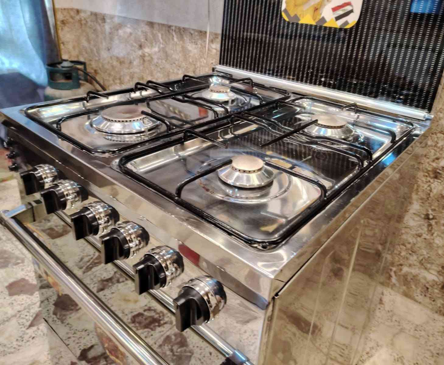 ❤️‍🔥طباخ فرش مصري للبيع❤️‍🔥
الطباخ (( المصري الأصلي)) مستعمل بس كلشششش كلششش نظيف.
✅️ حجم 60×60 أكبر حجم بطباخات 4 عيون .
✅️ الطباخ سل ستيل كامل 4 عيون....وكل العيون والفرن نااااره زرررركه🔥. 
✅️ كل الكهربائيات تشتغل فووول بيه الجداحات وماطور شوي الدجاج والأضائه الداخليه للفرن ....وياه صينيه وشبجه الفرن .
((مكلفه بالنشر فقط))...ماعدهم لا حجز للطباخ ولا توصيل. 
🔴 السعر 170 قفل 🔴 السعر مابيه اي مجال. 
صاحب الطباخ ابو كرار 
*********** بيه واتساب✅️
***********
