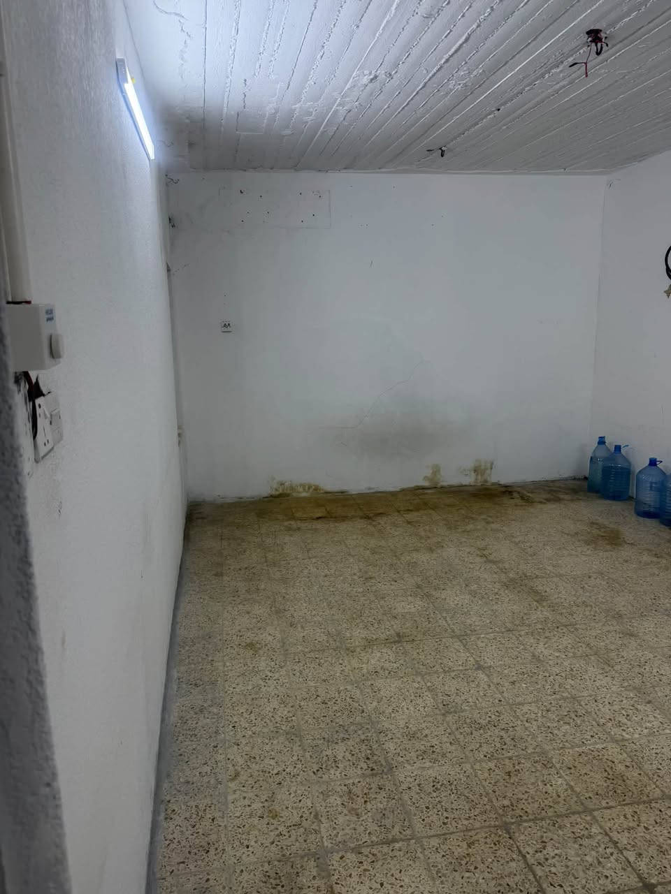 شقه الايجار اربع شوراع حي الاساتذة سعر الايجار 650000 الف غرفه كبيره دوانيه كبيره مطبخ حمام ***********
