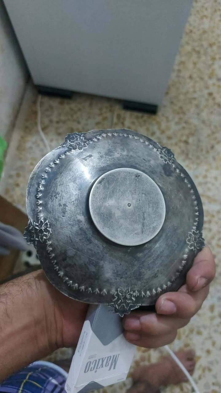 السلام عليكم عليكم الله وبركاته انتيكات فضه للبيع بغداد الشعب الصحن والمداليات لغرام ٤ قفل الخنجر عمره فوك ل١٠٠ سنه فضه خالص جوهر سعره ٤ ورقات ***********
