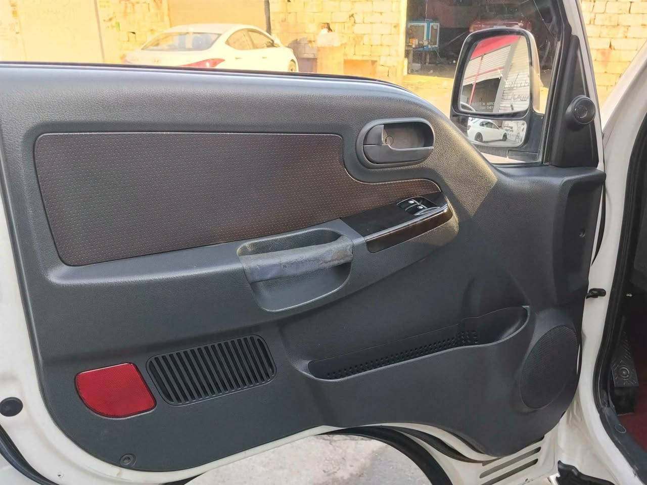 کیا2700
مۆدێل 2016
نمونە لە جوانی
هەموو گیانی لەسەر دەقی شەریکە ماوەتەوە
یەک دینار مەسرەفی تیانیە
تازە پێشی تون کراوەتەوە چرکەی تیانیە
وەرەقەی بۆ زیاد کراوە بۆ بار
یەک پەڵەیەکی بچوکی بۆیاخە پشت دەرگای سەکن بۆیاخە
ڕەقەم صلاح الدین
بەشەرتی وەکالە

***********
***********

ئـەگەر سەیارەکەت دەفرۆشیت نامە بنێرە با بلاوی کەینەوە لۆت
