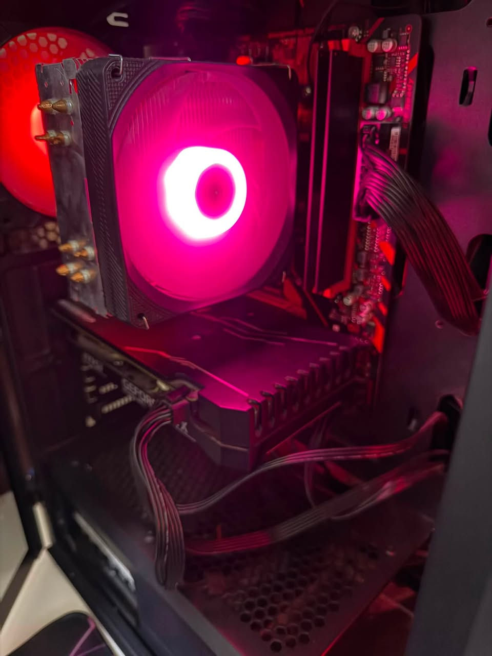 سلام عليكم pc لبيع جديده وحلوه ابداء الالعاب الثقيله والخفيفه 

مواصفات الحاسبة:

* كرت شاشة: GTX 1660 Super MSI Ventus OC

* معالج: Ryzen 5 5500 (Box)

* الرام: 16GB (2×8) Kingston DDR4 3200MHz

* المذربورد: Gigabyte B450 Gaming

* التخزين: SSD سعة 750GB (قطعتين SATA)

* البورسبلاي: MASA 550W 80+

* الكيس: MASA RGB مع 4 مراوح RGB

* مبرد هوائي RGB + مبرد المعالج الأصلي (Stock)

السعر 750 وبيه مجال بسيط 
مكاني بغداد المحموديه 
***********
