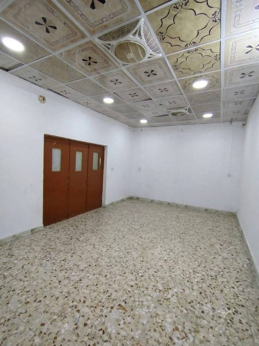 دار البيع طابو صرف المساحة 250 متر طابقين
السعر 218 بي مجال 
العنوان شارع أسواق طيبه 
قرب مدرسه العبير 
كونكريت مسلح 
الواجهة 12 ونص النزال 20
يحتوي الدور على كراج سياره كبير ياخذ سيارتين
ستقبال كبيره صاله كبيره
مطبخ غرفه النوم عدد 2
صحيات داخليه وخارجيه
الطابق الثاني
صاله غرفه نوم عدد 2 كبار
مع سطح عدد2

 ارقم صاحب الدار

***********
