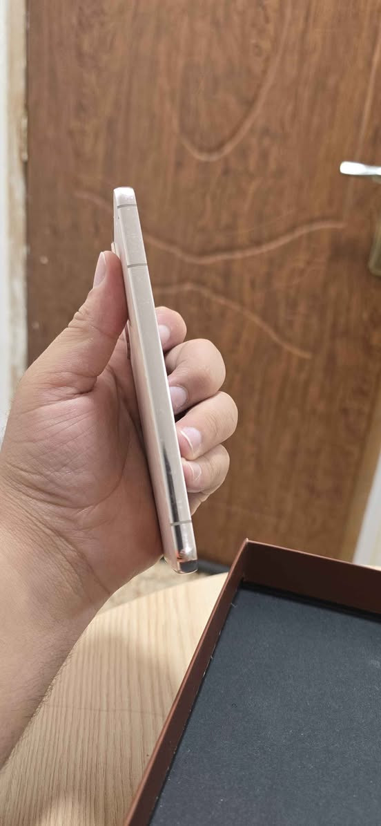 Rose Gold  Galaxy S22 نظيف وكفالة من أي عطل، النسخة اليابانية المرغوبة (Docomo) اللي تدعم تسجيل المكالمات تلقائياً! الجهاز يجي بذاكرة عملاقة 256 جيجابايت، ويدعم شبكات الـ 5G السريعة، مع أحدث نظام أندرويد وكافة ميزات الذكاء الاصطناعي (Galaxy AI) الجديدة. الجهاز شاشة وكاميرات ونظافة على الشرط وبسعر قفل 350 ألف دينار عراقي!
​للحجز والاستفسار التواصل مباشر على الرقم: *********** (واتساب أو اتصال). بغداد, العراق
