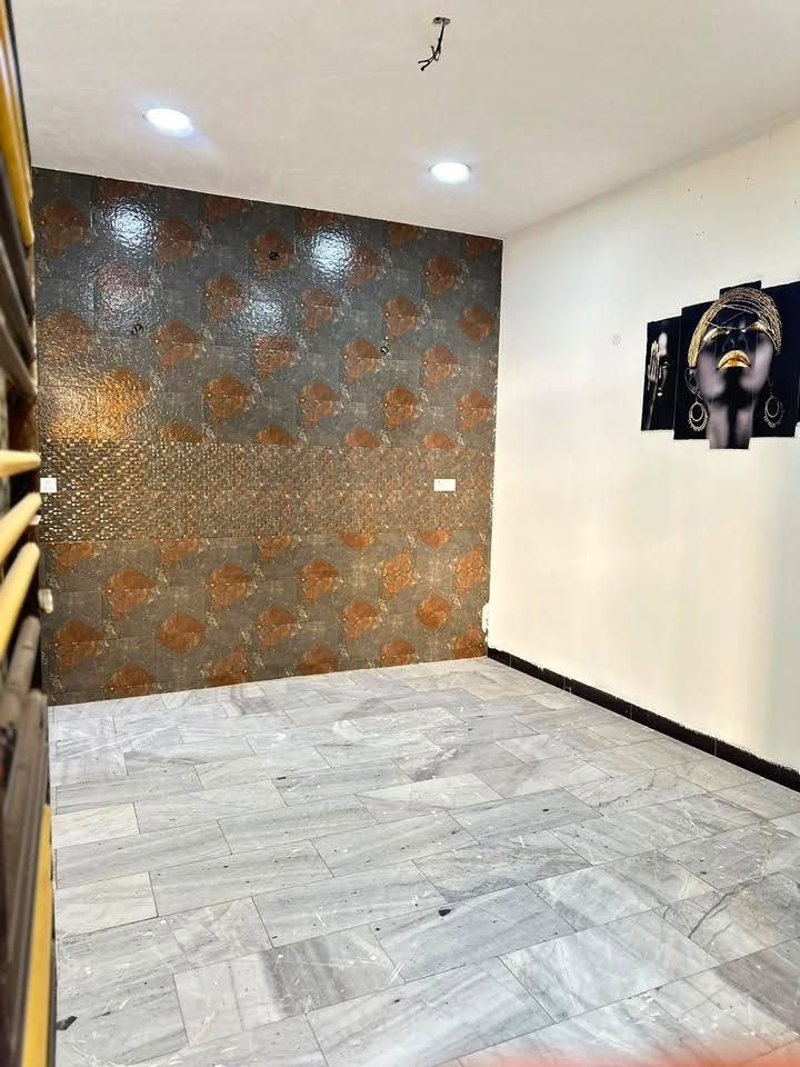 دار للايجار 
طابق ارضي
١٠٠ متر

كراج
صالة
مطبخ
حمام
غرفتين نوم 

معزول ماء و كهرباء و مجاري. 

بغداد الدورة  /المهدية الثانية/ الاعلاميبن/ شارع متنزه الجمهورية الرئيسي. 

بناء حديث وجديد ..
***********  // الاتصال
