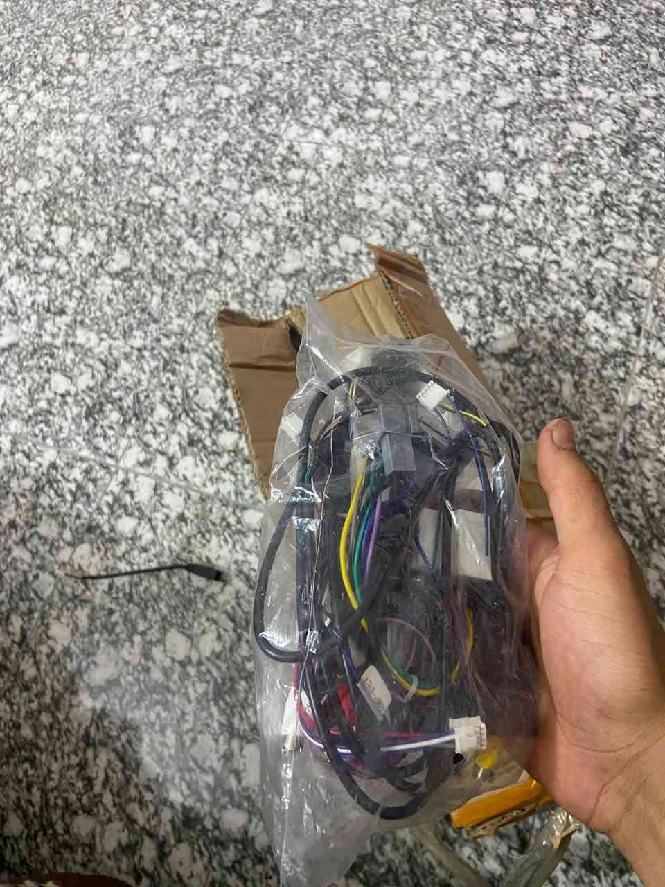 سلام عليكم شاشه للبيع جديده بعدها ماستخدمها هيه والطار ترهم عل اكست او النتره وااو كورلا 
ترهم جميع الكوري 
مكاني دوره 
شاشه اصليه 
***********
