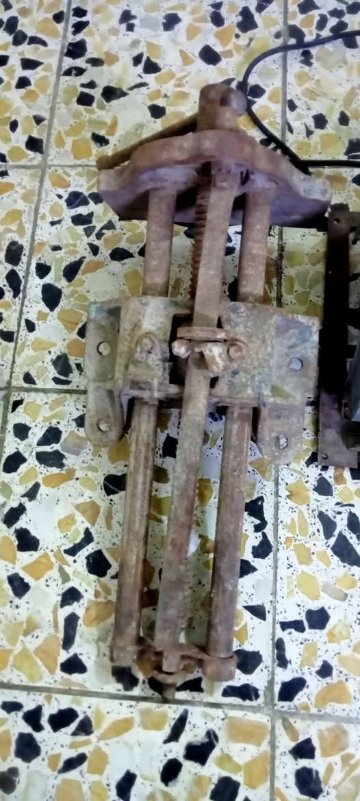السلام عليكم للبيع منشار كهرباء ٣٠الف فخة نجارة انگليزي ٢٥الف بلاور هواء ١٠كلهن على الفحص شغالات بغداد مدينة الصدر ***********
