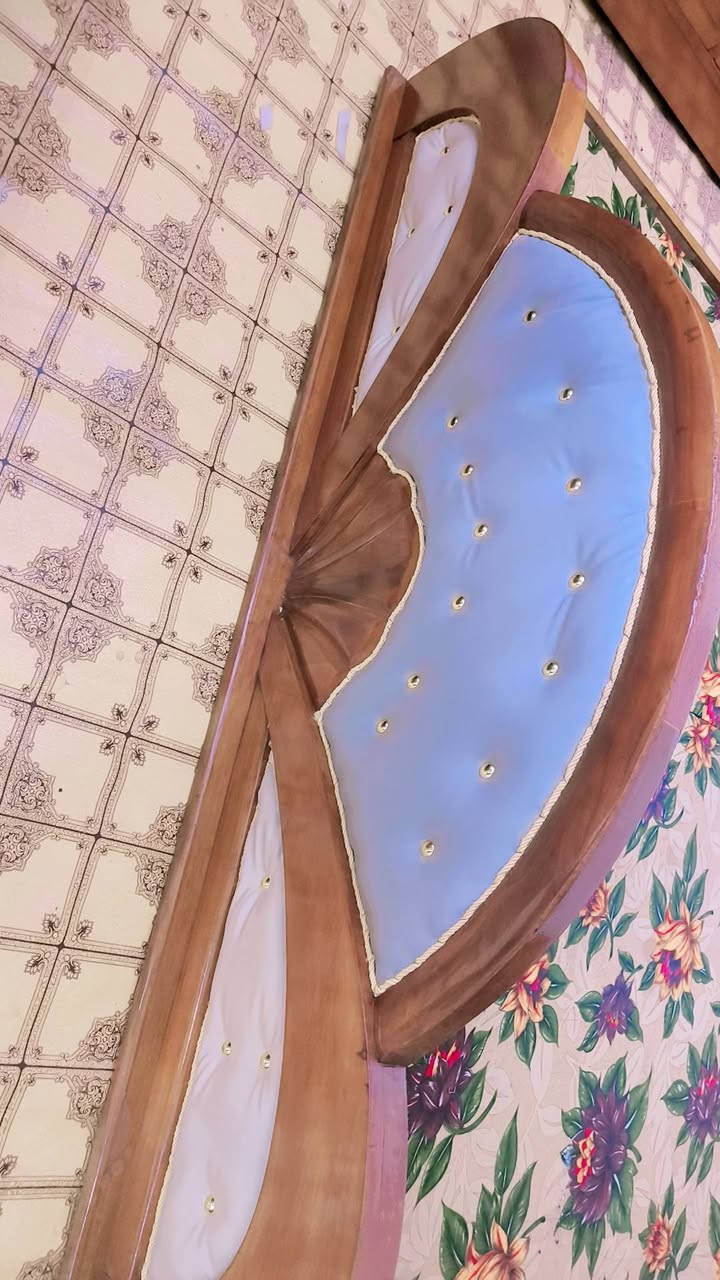 غرفة اخشاب مستعملة درجة اوله نضيفة جدا 
مكانة مركز مدينه 
سعره ٦٠٠ بيه مجال 
. 
***********
@إشارة
