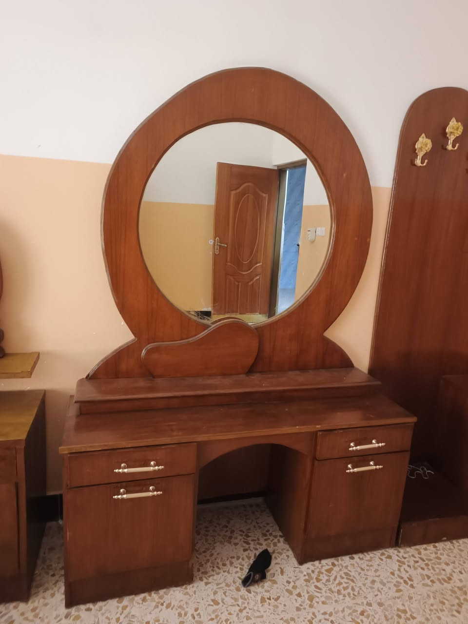 سلام عليكم غرفة نوم صاج ثقيل ونضيفه حيل سعر 400 وبيها مجال وكو توصيل ***********
