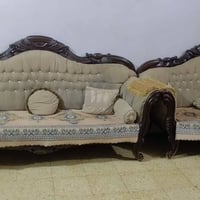 للبيع تخم ١٠ مقاعد نظيف ٤ كراسي وقنفتين سعره ٢٠٠ وبي مجال مكاني بغداد ...