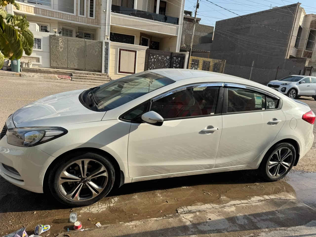 سيراتو ٢٠١٤ سياره جاهزه ونضيفه بيها قطعه صبغ وحده مبين بسونار بدون دواخل مواصفات عاديه نص فول تبريد ثلج السعر ١١٨ قفل رقمها بغداد انكليزي 
مكاني المحموديه 
رقمي *********** واتساب وخط
