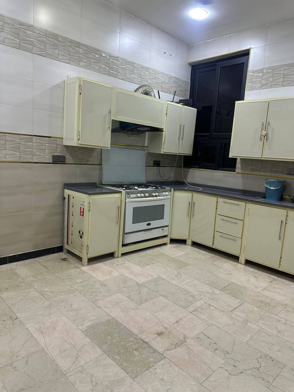 🏡 بيت للإيجار | فرصة مميزة للسكن

يعلن كرم للاستثمار والتطوير العقاري عن توفر بيت للإيجار بموقع مميز .

📍 الموقع: [المهدية الثانية -الهياكل ]
🏠 نوع العقار: بيت طابق ارضي 
📐 المساحة: [ 130] م²
🛏️ عدد الغرف: [ 1 ]
🚿 عدد الحمامات: [ 1 ]
هول وصالة و مطبخ و خدمات
بيت جديد مع السبالت و المطبخ و التخم بيت شبه مؤثث

📞 للاستفسار والتفاصيل والتواصل:(***********)

موقع المكتب :الهياكل شارع 20

كرم للاستثمار والتطوير العقاري
ثقتكم… استثمارنا 🤝
