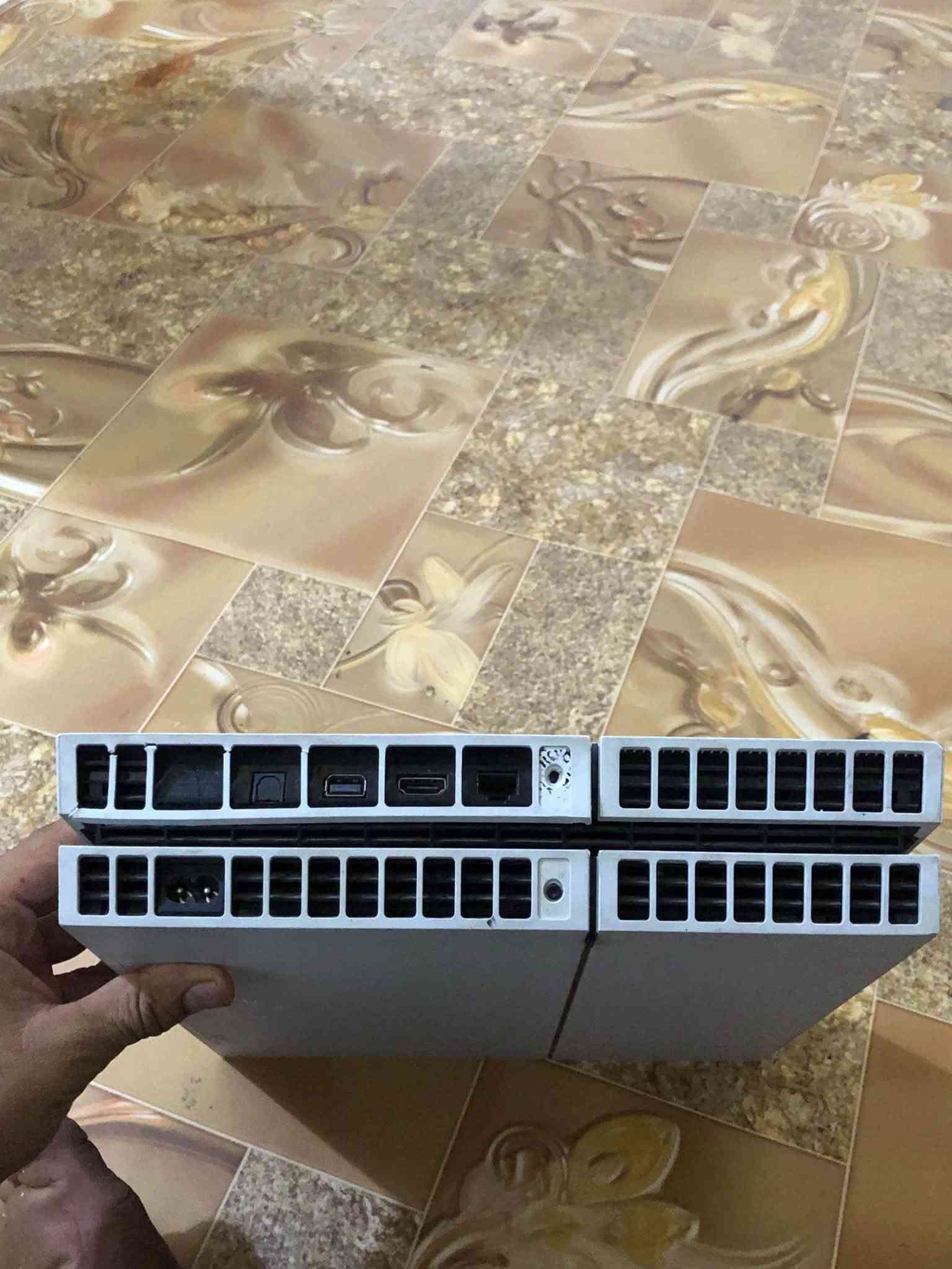 بلي 4 نضيف ما مفتوح ويه جوستك 1او اقراص 2 كامل ملحقات مستعجل عله بيعته سعره 210 بي مجال قليل مكاني بصره كرمت علي ابصخير الرقم ***********
